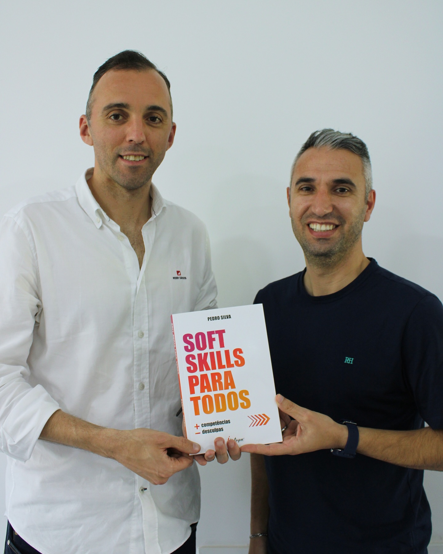 O meu quarto convidado dispensa apresentações: João Pinheiro, licenciado em direito e, sobretudo, árbitro da elite internacional de futebol ⚽️
Nesta conversa, entre muitas outras coisas, falamos sobre a importância da saúde mental nesta profissão, sobre como o relacionamento interpessoal entre todos os envolvidos num jogo de futebol é fundamental e sobre a mestria de gerir 22 pessoas dentro das 4 linhas.
Foram vários os desafios que o João enfrentou ao longo de 22 anos de carreira, principalmente na sua primeira época na primeira divisão que considera ter sido “a época”. A partir de amanhã podem ouvir o episódio, às 7h00, no Spotify e no Apple Podcasts.
Conto convosco! 🎙️