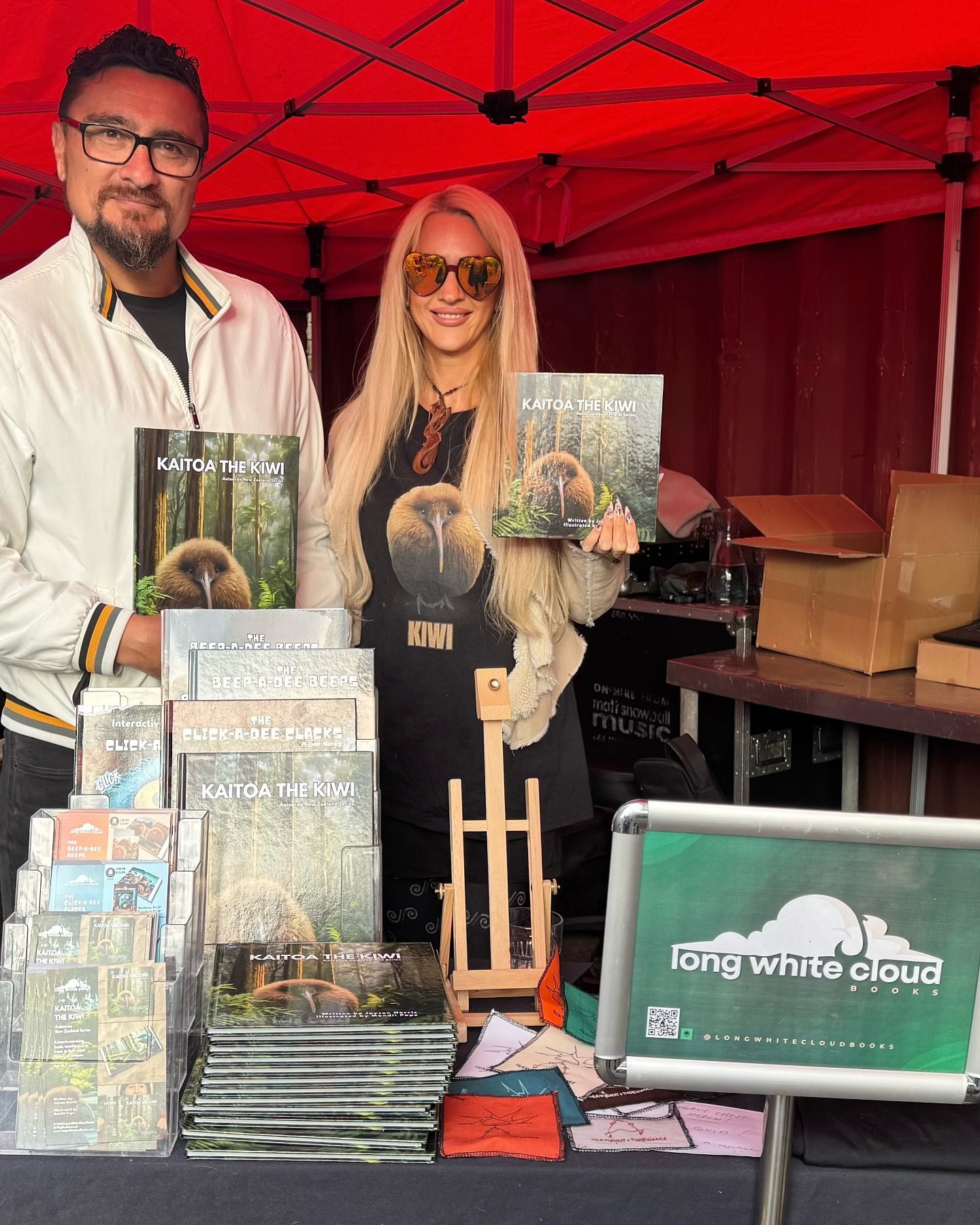 What a joy to be at Sweet Sounds from the South Pacific at the Pacific Tavern yesterday — a big thanks to Jasper from SPACIFIC for putting on such a magic event! 🎶🇳🇿✨
The vibes were high with tasty drinks from the Yeasty Boys, pies from Pacific Tavern, and an epic lineup of Kiwi musicians — including our very own Jayson Norris!
Even better, we had our Long White Cloud Books on the merch table and made a few sales 💛 We brought along a special New Zealand selection:
✨ Our signed Kaitoa the Kiwi books (signed by both Jayson & Mandii)
📚 Plus copies of our new books:
– The Click-a-Dee Clacks (hardback, paperback & colouring book)
– And a sneak peek of the upcoming Beep-a-Dee Beeps in all three formats!
You’ll also spot our illustrator Mandii wearing one of our Kaitoa the Kiwi T-shirts — now available on our website! So if you’re keen to grab a cute Kaitoa the Kiwi tee or some signed NZ reads, head on over and check it out. www.longwhitecloudbooks.com
Swipe back to our earlier post to catch a clip of Jayson on stage 🎸
Ngā mihi nui to everyone who made it such a sweet, soulful day!
#SweetSoundsFromTheSouthPacific #SPACIFIC #YeastyBoys #KaitoaTheKiwi #LongWhiteCloudBooks #KiwiMusic #NZMerch #NZAuthors #JaysonNorris #theclickadeeclacks #thebeepadeebeeps #SupportLocalNZ #KiwiKidsBooks