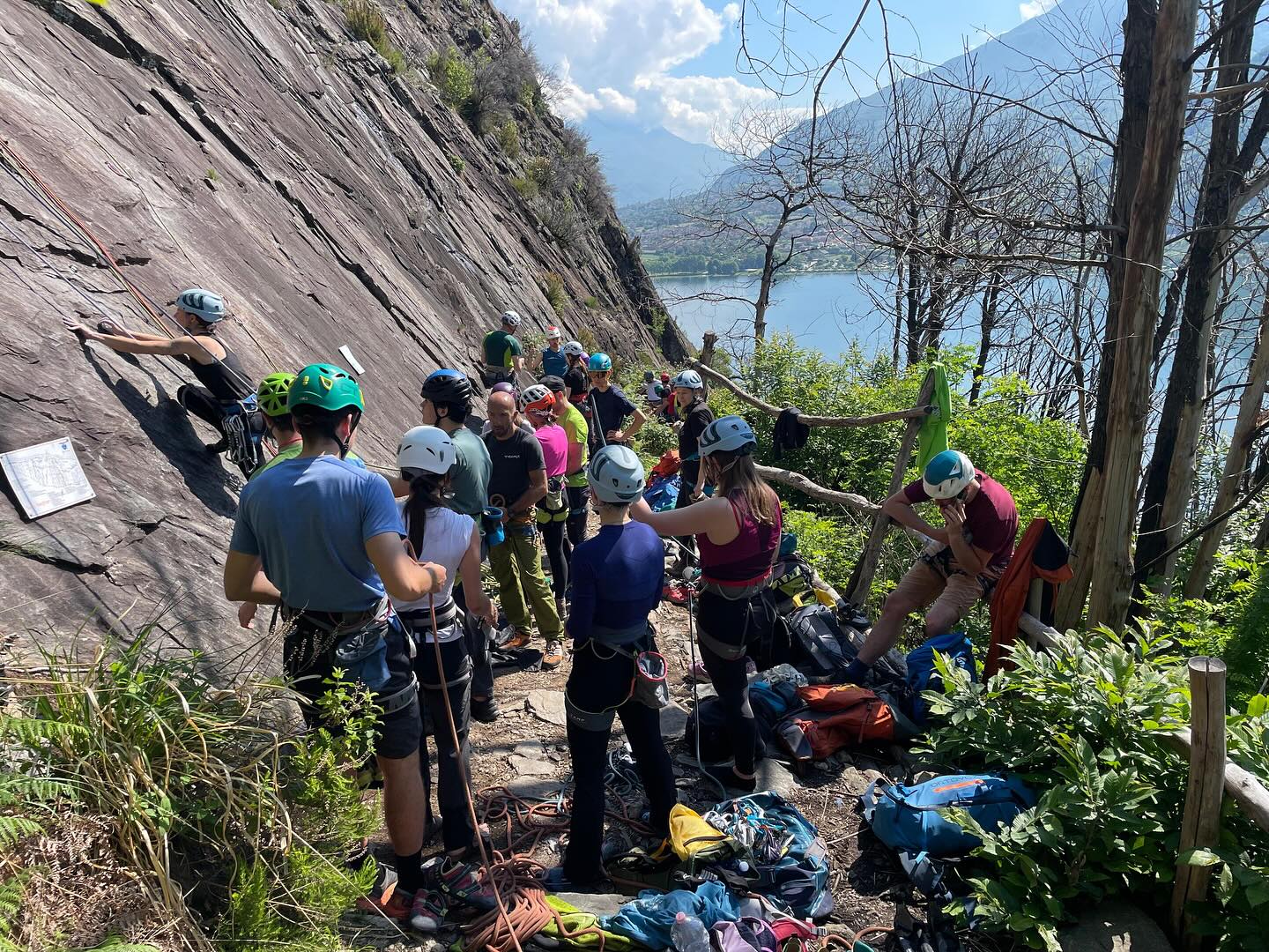 Si è concluso ieri il corso di arrampicata libera organizzato dalla nostra sezione in collaborazione con la guida @rossanolibera. 🧗🏻♂️🧗🏼♀️
Complimenti a tutti gli allievi e un grazie ai nostri volontari per il supporto ☀️