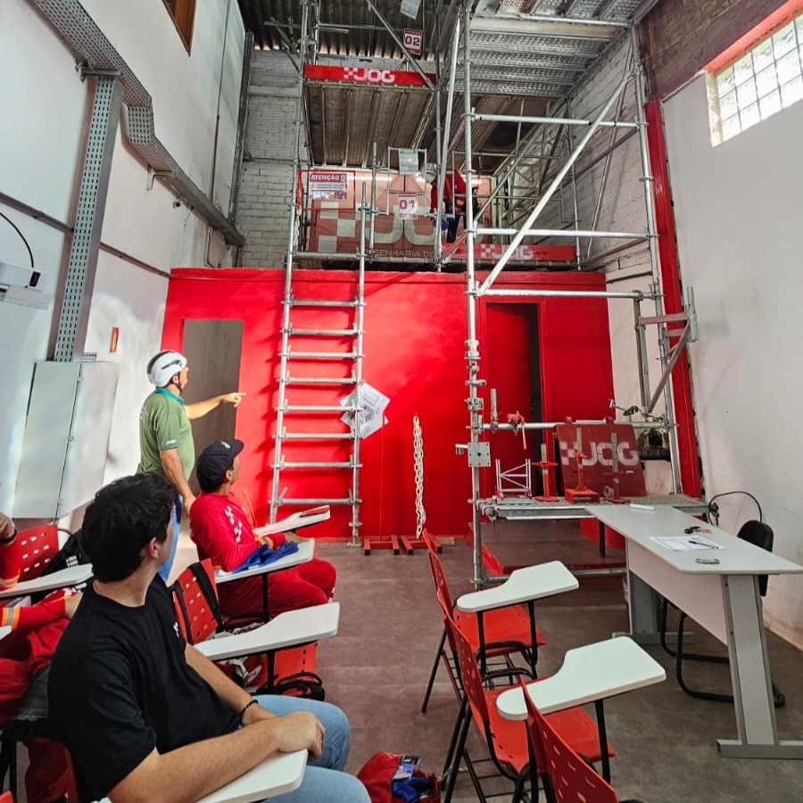 Colaboradores treinados são o alicerce de uma obra segura.
Na construção civil e nas indústrias, a segurança não é opcional. Por isso, investimos em um espaço próprio e totalmente equipado dentro da nossa sede para a realização de treinamentos profissionalizantes.
Esse ambiente não apenas garante que nossas equipes estejam sempre atualizadas com as exigências legais, mas também reforça nosso compromisso com a excelência operacional e o cuidado com as pessoas.
#ConstruçãoCivil #SegurançaDoTrabalho #TreinamentoProfissional #EPIs #Engenharia #Indústria #Capacitação #TrabalhoSeguro