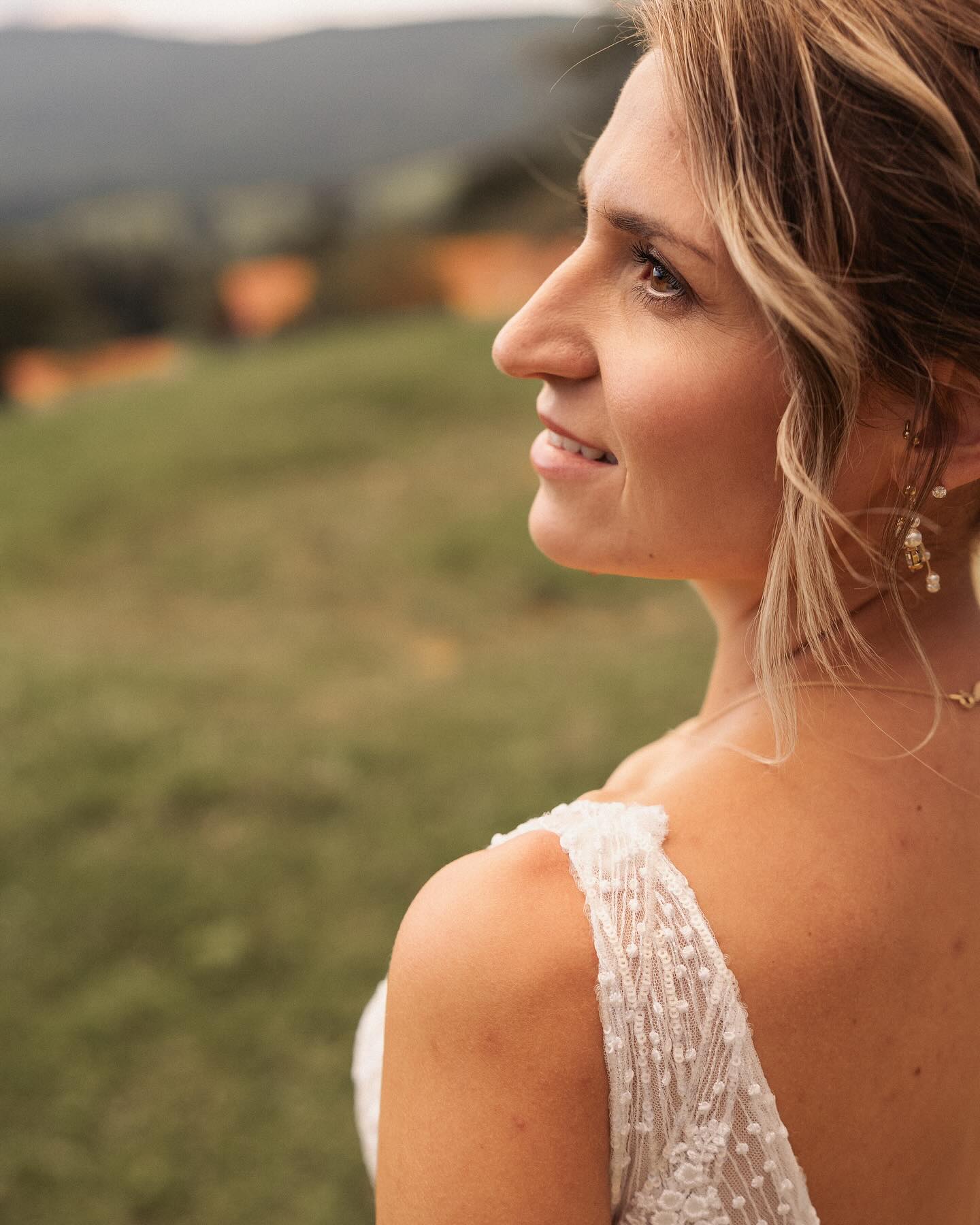 Zwischen Felsen, Wind und Weite – dieser Look durfte bei einem ganz besonderen Shooting in den Bergen entstehen.
Die bronzefarbenen Töne im Make-up spiegeln das goldene Licht der Natur wider und bringen Wärme und Tiefe in den Ausdruck der Braut. ✨🧡
Ein Spiel aus Natürlichkeit und Eleganz – perfekt für alle, die sich auch an ihrem Hochzeitstag ganz nah an sich und der Natur fühlen wollen.
📸 @miriam.making.memories
💫
#mountainbride #bohobride #bridalmakeup #bronzedbeauty #weddingstylist#makeupartist#brautstylingchiemgau #visagist
