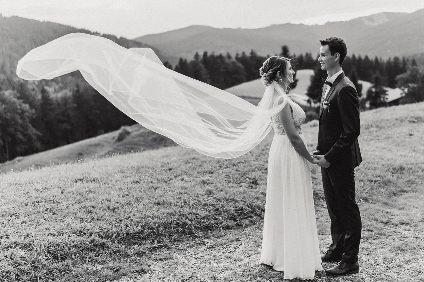 Ein perfekter Tag beginnt mit einem Styling, das dich nicht verändert – sondern dich selbst unterstreicht.
Für das Styledshoot durfte ich einen natürlichen, wetterfesten Look zaubern.
Danke, dass ich Teil dieses magischen Tages sein durfte. ✨
📸 @miriam.making.memories
#BrautstylingMitHerz #Alpenhochzeit #WindproofBridalLook #makeupartist #brautstylingchiemgau#styledshoot