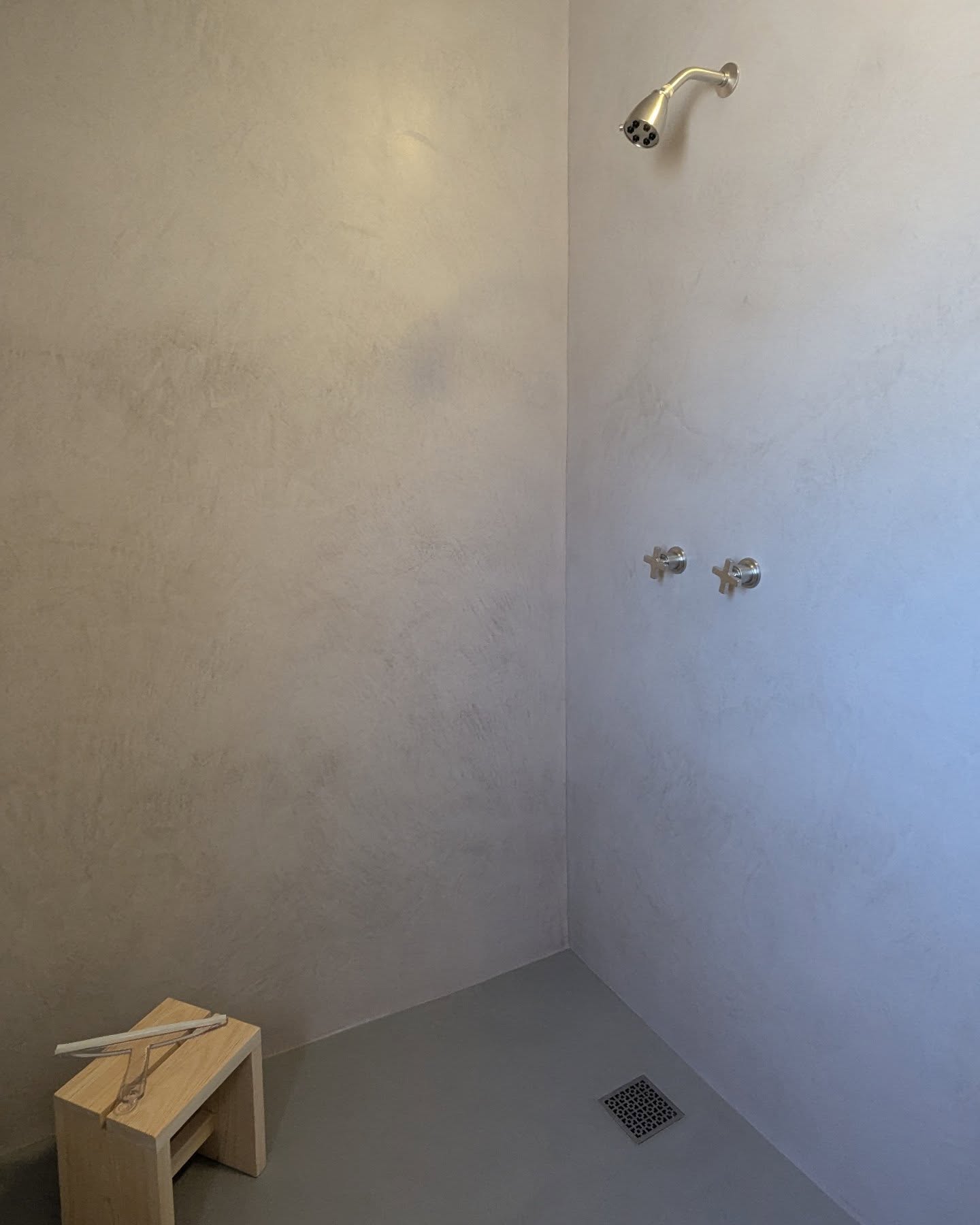 Tadelakt shower with a micro cement floor.
#tadelakt #microcement