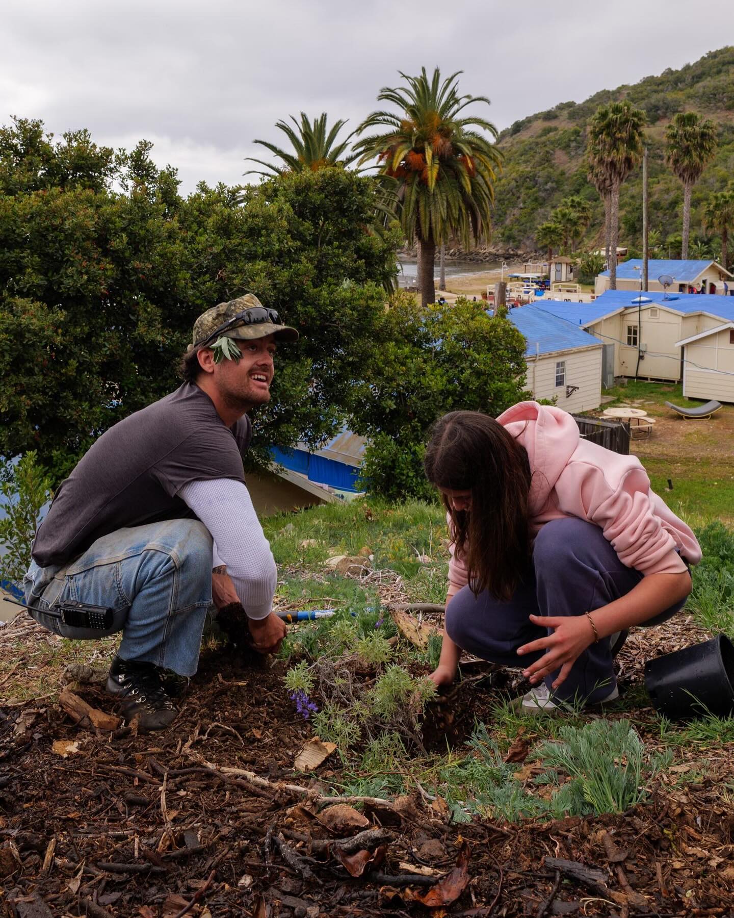 We had a wonderful time engaging in our service learning program the other week with the Pasadena and Westside Waldorf schools! The students got the opportunity to learn about habit restoration on the island and were able to plant native plant species gifted to us from the @catalinaconservancy !