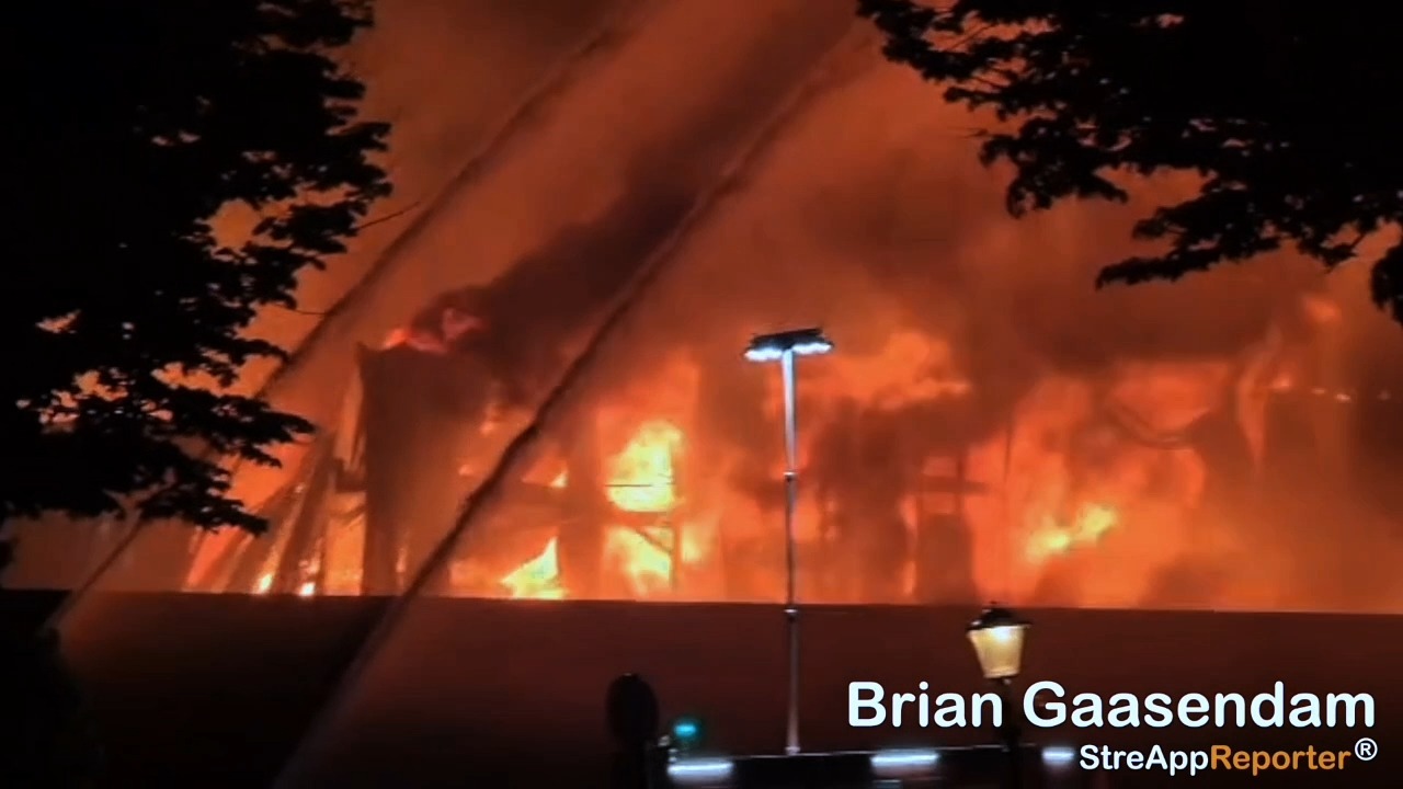 🔥 Afgelopen week woedde er een enorme brand bij Hempflax, zo heftig dat het pas na vijf dagen volledig kon worden geblust. Beelden van ooggetuigen zie je op Streapp, hét platform voor ooggetuigen! 🔥👀
Volg ons voor meer van dit soort exclusieve beelden!
#OudePekela #Brand #Hempflax #Streapp #Ooggetuigen #VolgOns #brandweer #veiligheidsregio #112fotografie #hulpverleners