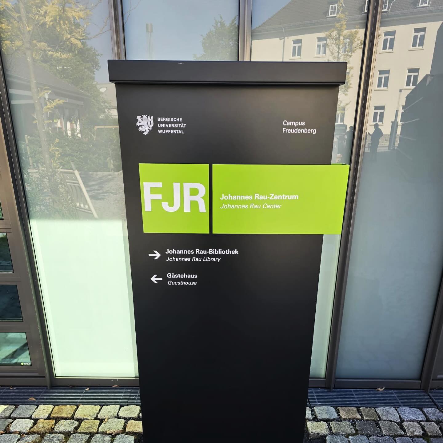 Neue Wegweiser für die @uni.wuppertal !
Für die Bergische Universität durften wir die neuen Pylone mit langlebiger Folie beschriften und professionell folieren.
#Wegweiser #Pylonbeschriftung #Folierung #ICDWuppertal #Werbetechnik #Unibeschilderung #CampusDesign #Wuppertal #Beschriftung #Werbestudio #largeformatprinting #beschriftung #grafikdesign #university #uniwuppertal🎓📚 #campus #studieren
Klare Orientierung auf dem Campus – mit hochwertiger Beschriftung, die nicht nur gut aussieht, sondern auch Wind und Wetter standhält. Vielen Dank für das Vertrauen!