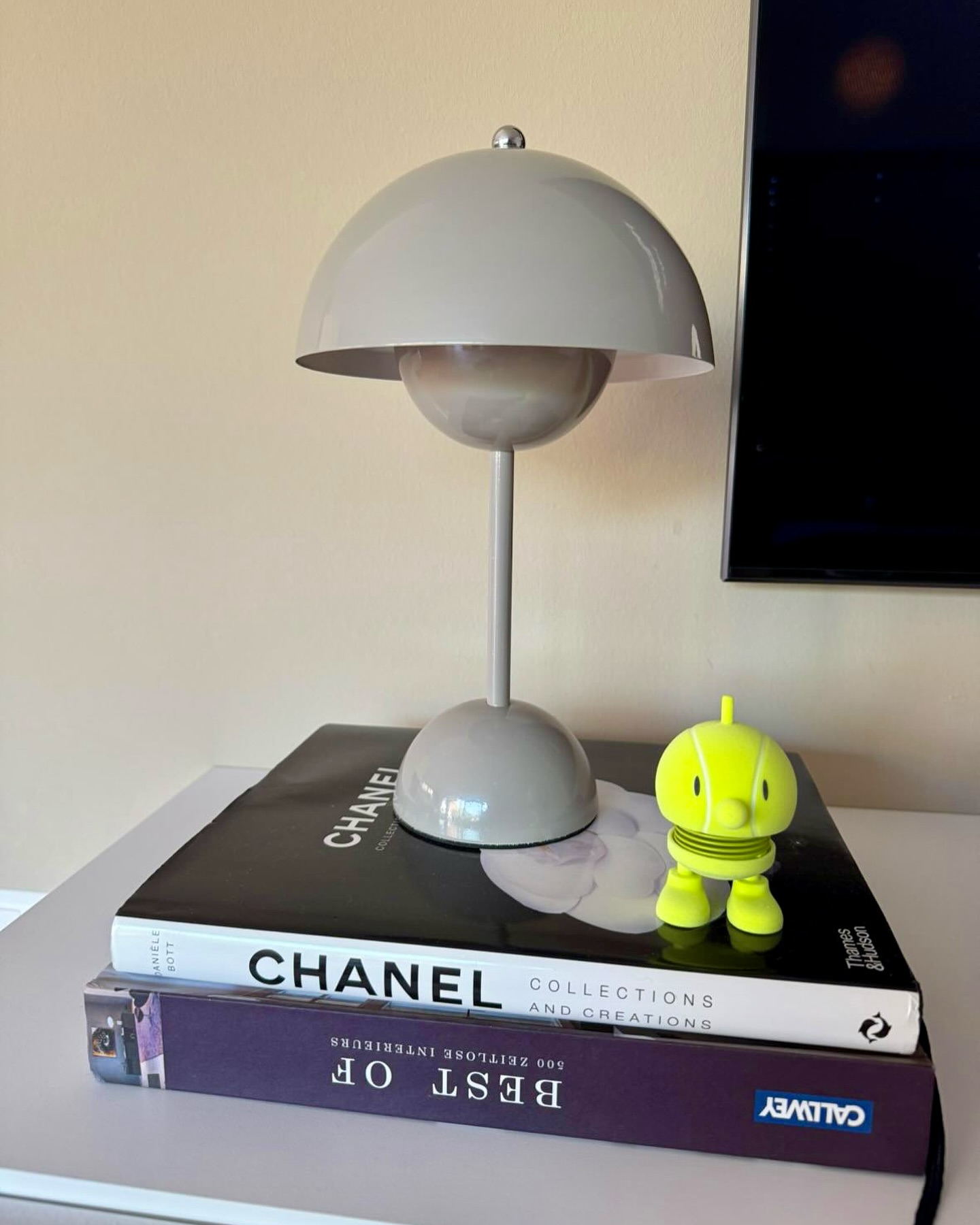 Interior Inspo Alert 💜
Danke, liebe @_zara__zig , für deine wunderschönen Einblicke in unser Sortiment – dein Stil lässt unsere Herzen höher schlagen! 🫶🏽Habt ihr auch Lieblingsstücke aus unserem Concept Store zu Hause? Zeigt sie uns! Markiert @confetti_conceptstore, damit wir eure Bilder teilen können. Wir sind gespannt auf eure kreativen Wohnideen und freuen uns riesig auf euer Feedback! 🍀