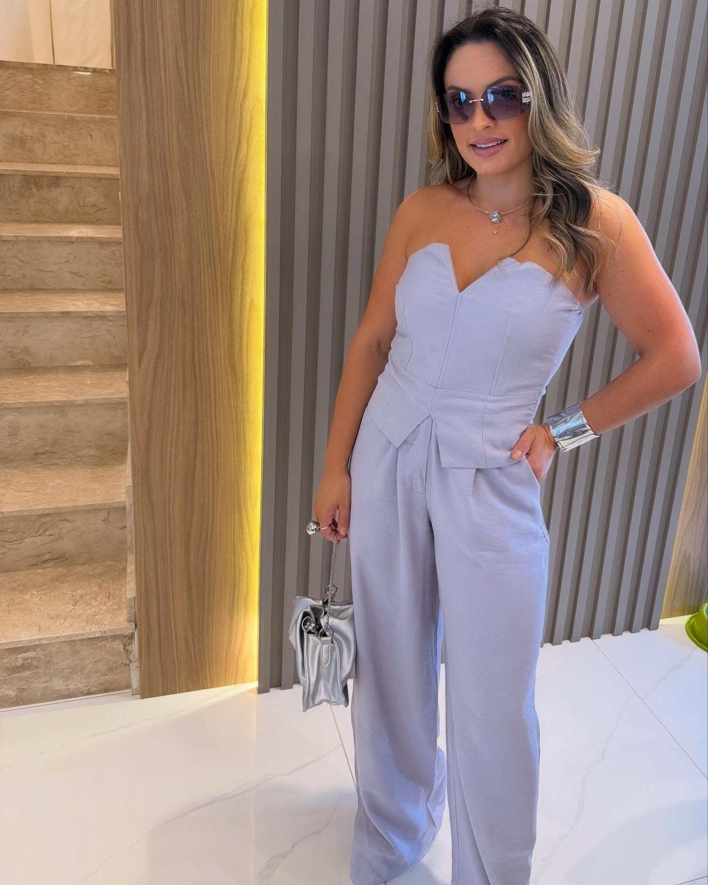 ✨ Sofisticação e leveza em um único look!
Apresentamos o nosso conjunto em alfaiataria de linho, ideal para quem busca elegância sem abrir mão do conforto. Com corte impecável e caimento fluido, ele valoriza a silhueta com muita classe. O tom lavanda claro traz suavidade e modernidade, perfeito para eventos, jantares ou um dia de trabalho com muito estilo.
👜 Combine com acessórios metalizados para um toque fashionista, como essa mini bag prata que é puro charme!
📍Disponível no tamanho M. 330$
💬 Chama no direct para garantir o seu! Ou acesse nosso site!
#vastore #alfaiataria #feminina #lookinspiracao #estilo #conforto #linhochic #modafeminina2025 #paraná