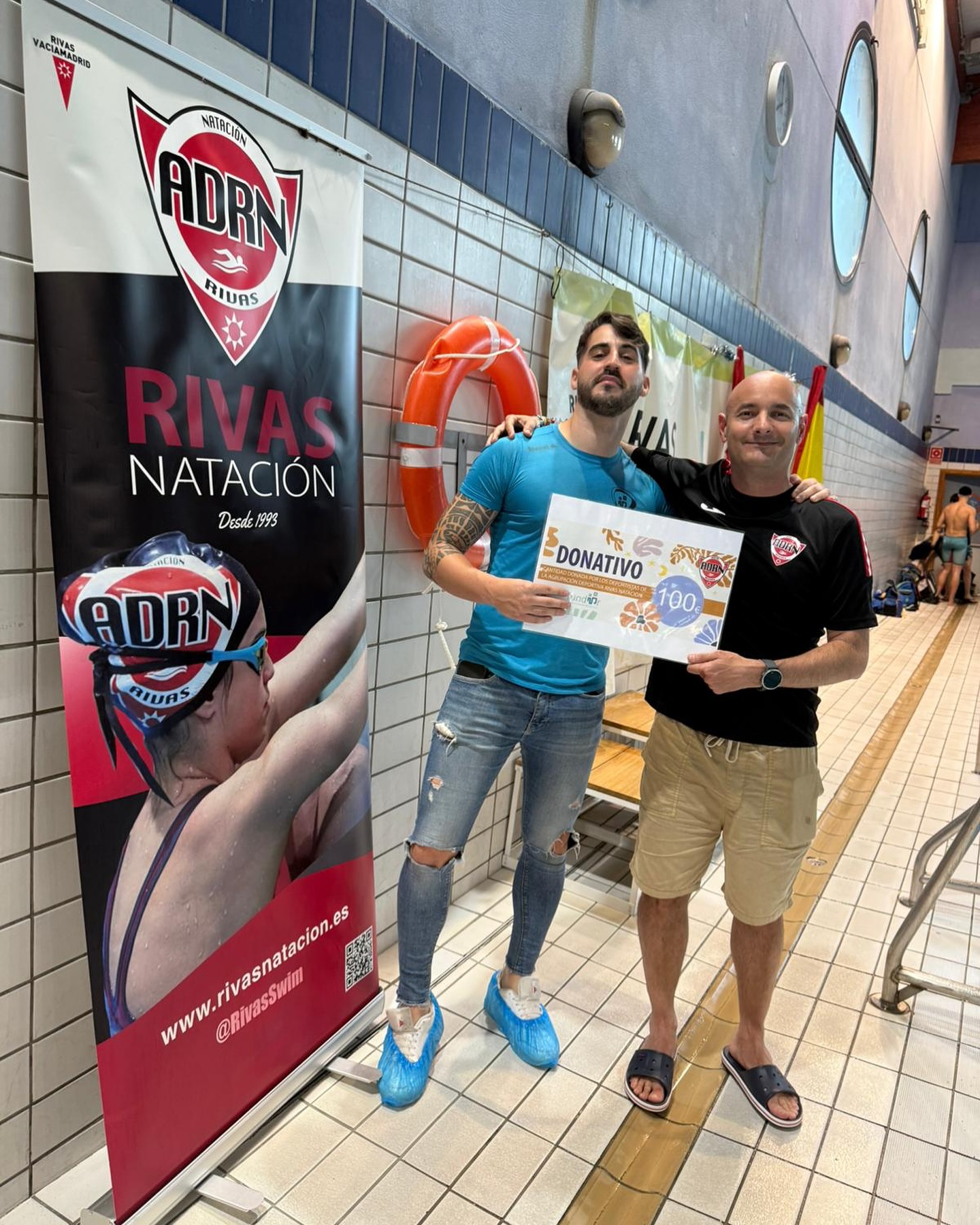 ▪️TROFEO RIVAS▪️
➡️ El AD Rivas Natación ha donado a @discapacitadosderivas_fundar la cantidad de 100€ por la venta obtenida de las camisetas de nuestra escuela de natación 🏊
➡️ Muchas gracias por todo los que hacéis por la natación adaptada en el municipio ❤️🫡
➡️ Gracias como siempre a: @altafitrivassantaana @optica_atenea_optometria @centromaui @diariorivas @aytorivas @rivasactual