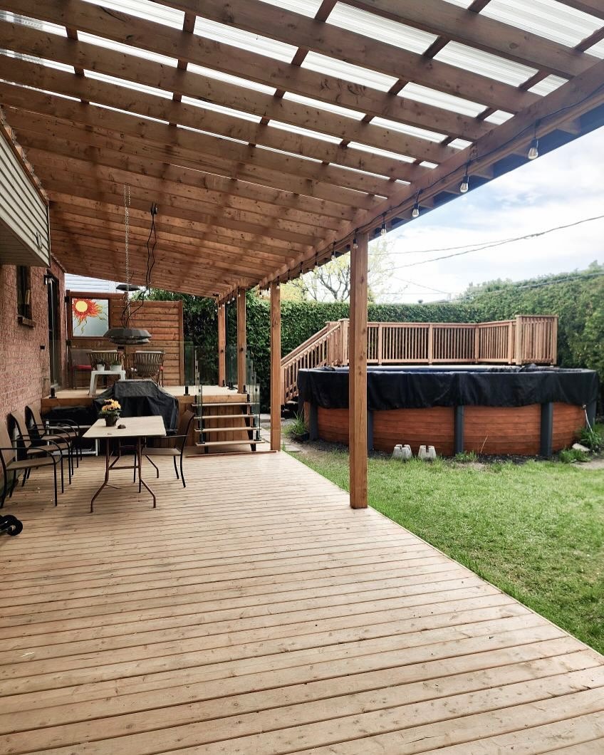 Un espace pensé pour profiter de l’été, beau temps, mauvais temps!
Voici une terrasse sur mesure avec toit, garde-corps en verre trempé et accès direct à la piscine.
Conçue pour le confort, la durabilité et le style, elle transforme complètement la cour arrière en véritable oasis familiale. #constructionvcm #terrasse #été #verre #entrepreneurgeneral