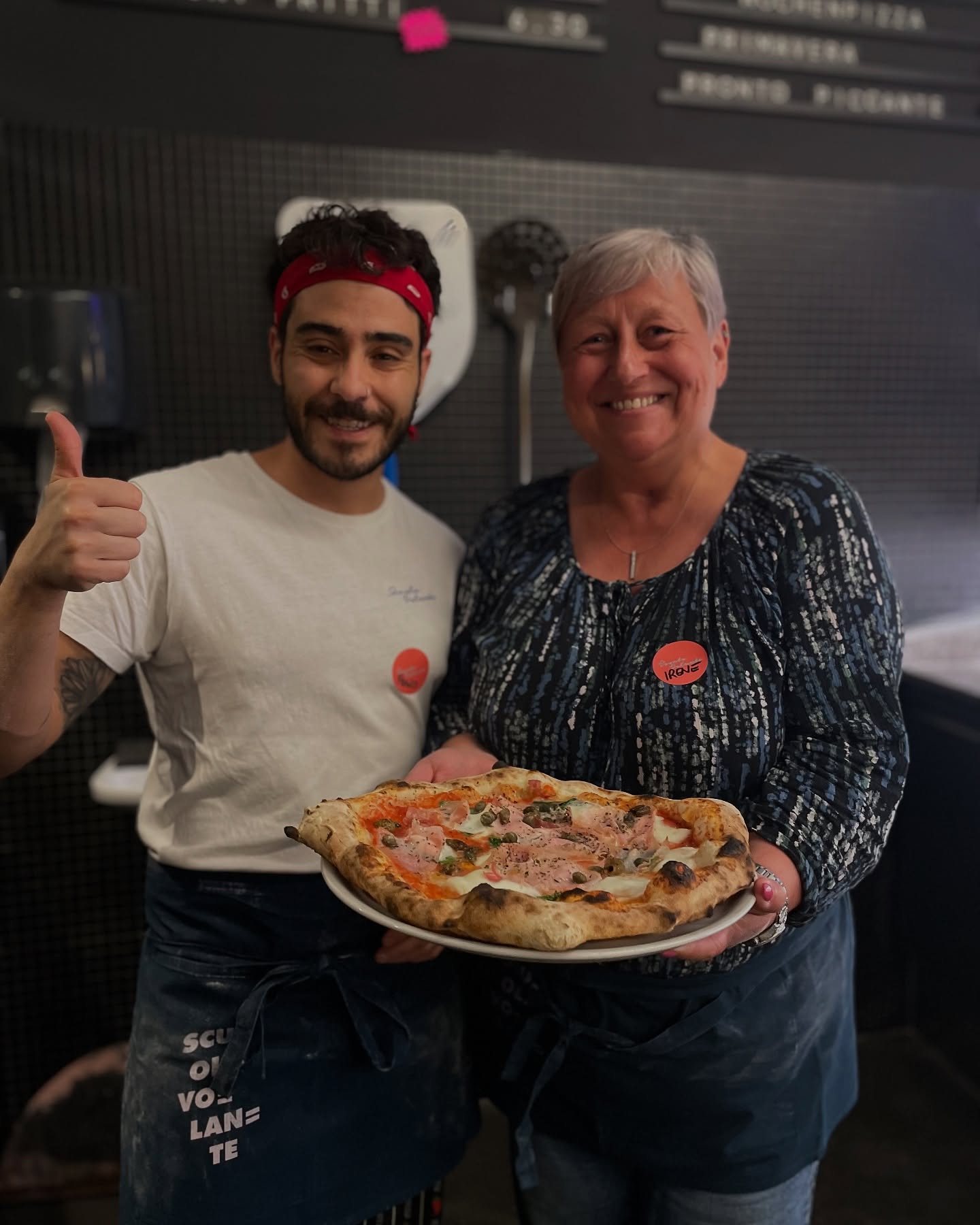 Thumbs up for the first pizza out of a real wood-fired oven! 🔥🍕
That golden crust, that smoky flavor – and that proud moment you’ll never forget.
#scuolavolante #pizzaschool #pizza #thepizzaguy #discovolante #prontovolante #wien #pizzaworkshop #viennaactivities #pizzaworkshops #foodie #pizzalovers #cookingschool #pizzatime #pizzaexperience #neapolitanpizza #viennafoodie #woodfiredpizza #pizzapride #firstpizza #pizzamoment #pizzamagic