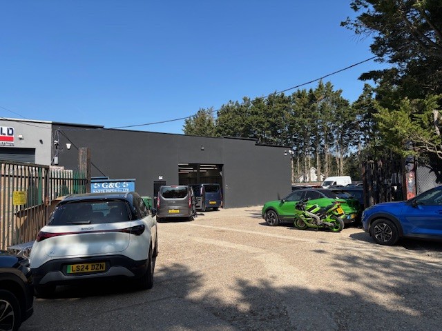 New Instruction!!
Unit 3, Woodside Lane, Hatfield, AL9 6DE
Single-storey Factory Warehouse Buildings with own self-contained yard
Comprises a refurbished Single-storey factory warehouse building together with 4 non structural portacabins together with a a large self-contained yard which is secured by part palisade and wooden fencing.
Total Site Area - 27,539 Sqft (2,558 Sqm)
0.632 Acres
Freehold For Sale