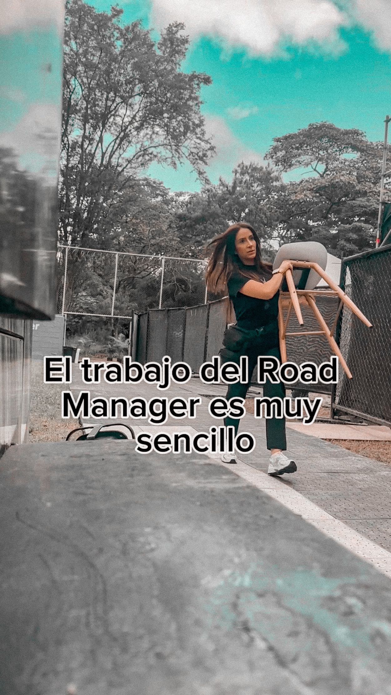 “¿Pero si solo coordinas?”
Ah, claro… solo coordino vuelos, horarios, equipos, artistas, crisis, cambios de último minuto y aún sonrío para la foto 😅
Ser Road Manager no es fácil, aunque muchos crean que sí.
Es lidiar con mil cosas al mismo tiempo, resolver antes de que alguien note el caos… y aún así, mantener la calma (y el plan B, C y D).
Una cosa es que yo lo haga ver fácil… y otra muy diferente es que lo sea😎
#RoadManagerMode #LoHagoVerFácil #ProducciónEnRuta #roadmanager #logistics