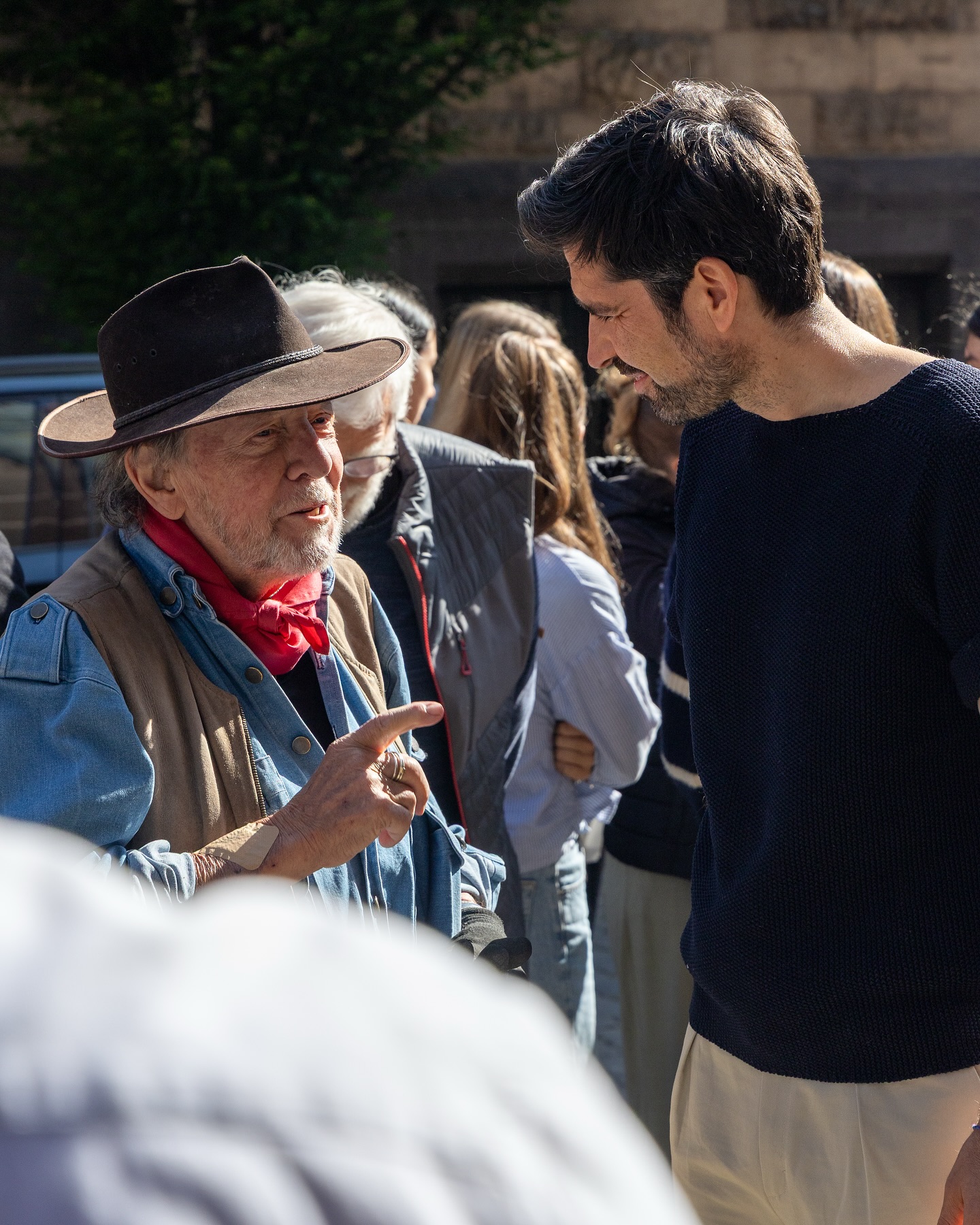 Gunter Demnig ist ein echtes Vorbild für uns alle. Seine Idee: Stolpersteine in unseren Straßen verlegen, die an ehemalige Mitmenschen erinnern, wo sie einst wohnten, bevor die Nazis sie aus unserer Mitte rissen und ihnen ihr Leben nahmen. Millionen Menschen haben die Nazis ermordet. Viel zu wenige haben Widerstand geleistet. Gunter Demnig erweist ihnen gemeinsam mit vielen Menschen ihre Ehre und holt sie mit ihren Geschichten in unser Stadtbild zurück. Eine Open Air Ausstellung quasi, die dank ihm, vielen Spender:innen und Vereinen kostenfrei bei uns und in 33 europäischen Ländern sichtbar ist. Wenn du kannst und mal in Trier oder vielen anderen Städten zu Gast bist: erkundige dich, mache eine Stolpersteinführung und mache Geschichte lebendig, um sie nicht zu wiederholen. Danke, Gunter Demnig. Danke an das Max Planck Gymnasium in Trier mit ihren Kooperationspartnern. Dank euch durfte ich dabei sein, Gunter und viele andere kennenlernen. Gehen wir aufrecht, wachsam und stabil durch die Straßen. Schauen wir hin, nie weg.
#gunterdemnig #stolpersteine #trier #schule #demokratie #gedenken #erinnerungskultur #maxplanckgymnasiumtrier #mpgtrier #sventeuber #kunst #kulturellebildung #demokratiebildung #trierimlandtag