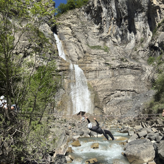 ¡Vía ferrata de Sorrosal! Sin lugar a dudas la vía ferrata más bonita de Aragón. Hoy con un sol espectacular y con la primavera en todo su explendor. 🌻💚
Reservas: www.wearecanyoneers.com