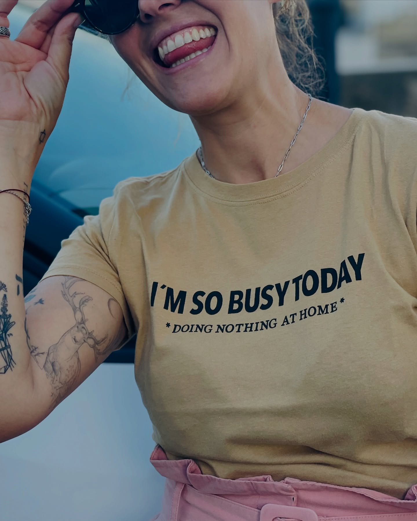 👚 T-shirts foram sempre um dos nossos maiores vícios. 🙂
T-shirts com mensagens, t-shirts lisas, coloridas, curtas compridas… com feitio sem feitio
Agora estamos a pensar pegar nisto e fazer algumas com aquelas frases que podem mudar o nosso dia ou o nosso humor ☺️😆
Que acham da ideia? 😊
#tshirtsfemininas #tshirtonline #tshirtsdesign #tshirtcriativa #frasesquemarcam #vesteastuasideias