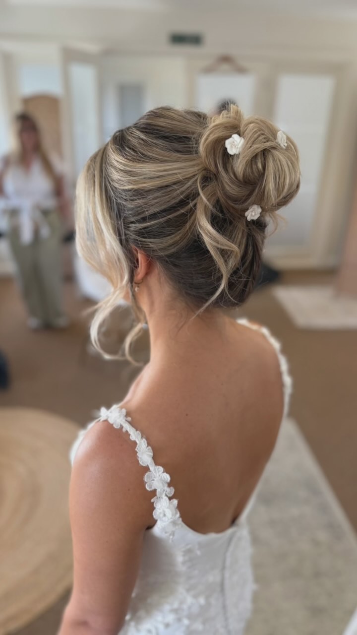 The beautiful Rhiannon’s wedding yesterday @thegardensyalding ✨ first time at this beautiful venue & it did not disappoint! So loved Rhiannon’s look, this hair style has been very popular this year and we’re here for it 🙌🏼 thank you @bridalbyizzywallis for helping do all the bridesmaids hair 🤍
#bridalmakeup #bridalhair #bride #bridetobe #kent #thegardens #kentwedding #surrey #surreywedding #bridesmaid #hair #makeup #updo #bridemakeup #bridehair