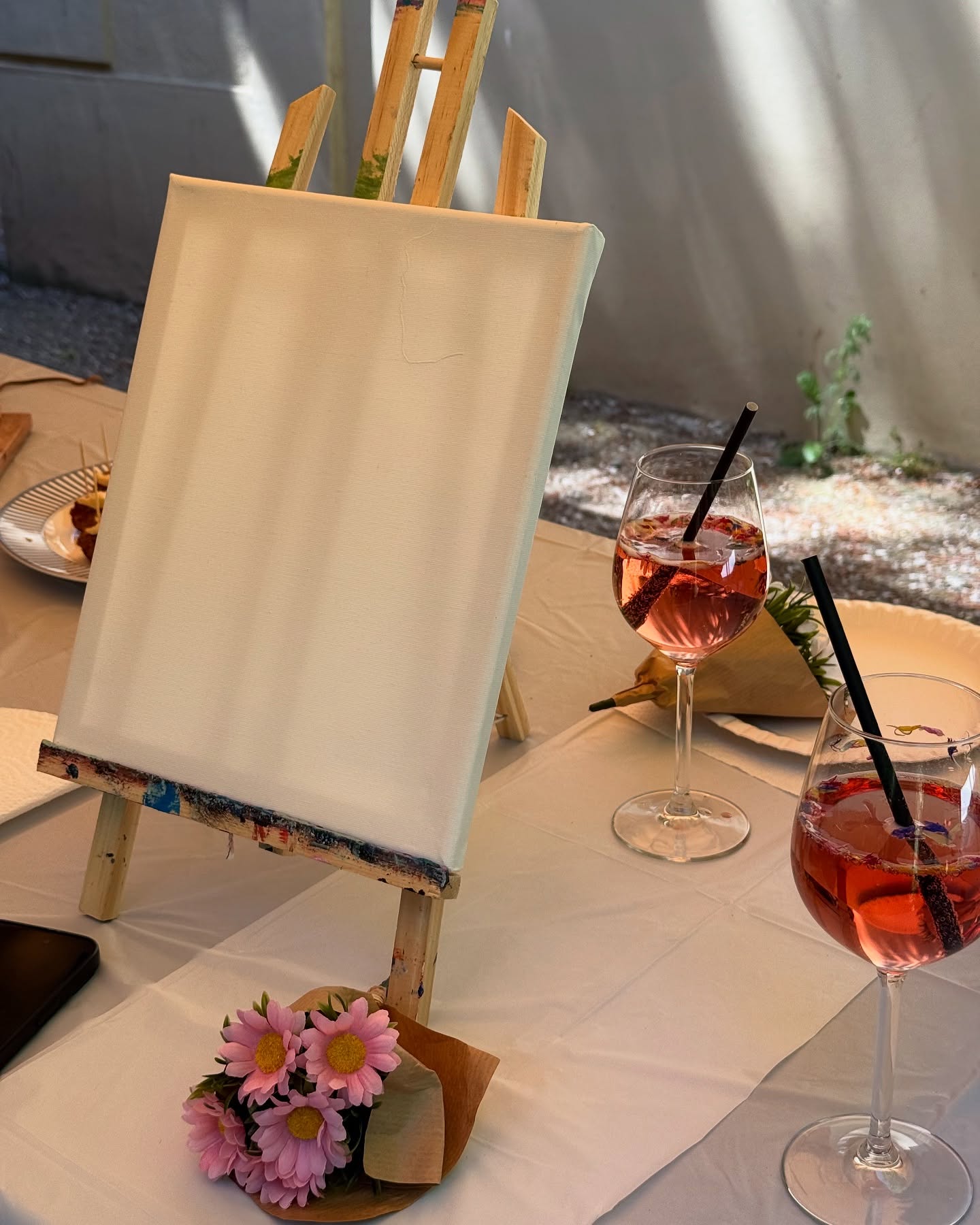 Flowery Vibes, With a Flowery Spritz
Cocktail Recipe: Jasmine & Raspberry Spritz
Raspberry syrup
Prosecco
Home made Jasmine infused Gaz Water
Dry edible flowers for decoration