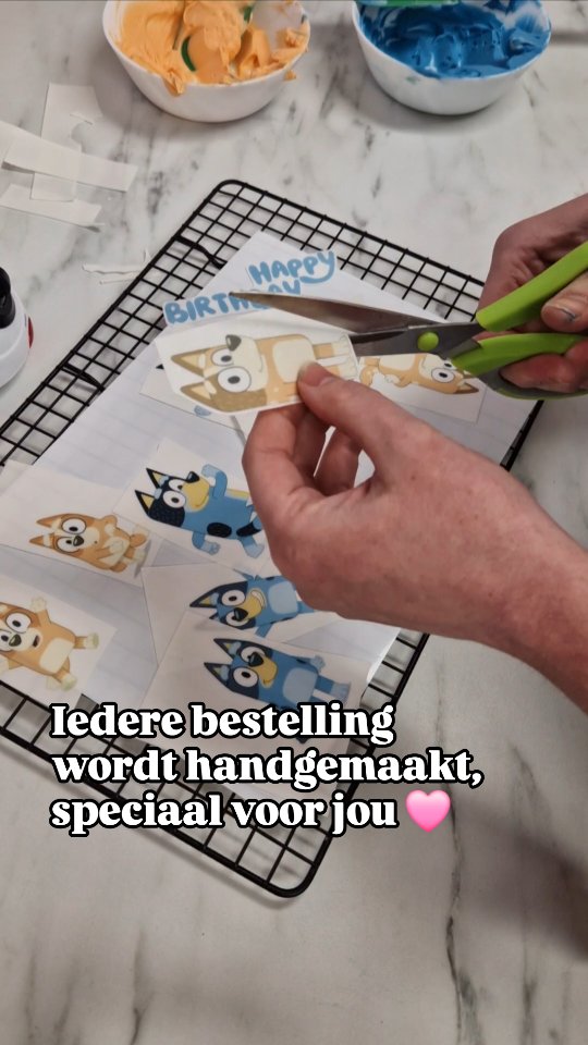 Say what?! Ja, echt!
De afbeeldingen die je op mijn gebak ziet zijn eetbaar! Ik beschik over een speciale voedselprinter waarmee ik volgens mij alle afbeeldingen kan printen die ik maar kan bedenken. Hoe tof is dat?!
Met de hand knip ik iedere afbeelding uit en voorzie het met een laagje Belgische witte chocolade voordat ik het op de taart of cupcakes bevestig.
Dat laagje witte chocolade zorgt ervoor dat het vocht van de crème de afbeelding niet zacht maakt en dat de kleuren niet uitlopen. Op deze manier blijft jouw bestelling op z'n mooist tot je hem gaat eten 🫶🏻🎂
#suikertijd #cupcakes #verjaardagscupcakes #verjaardagstaart #mooiemomentenmaakjesamen #themataart #kinderverjaardag #suikertijdtaarten #suikertijdcupcakes #Oldenzaal #Losser #Enschede