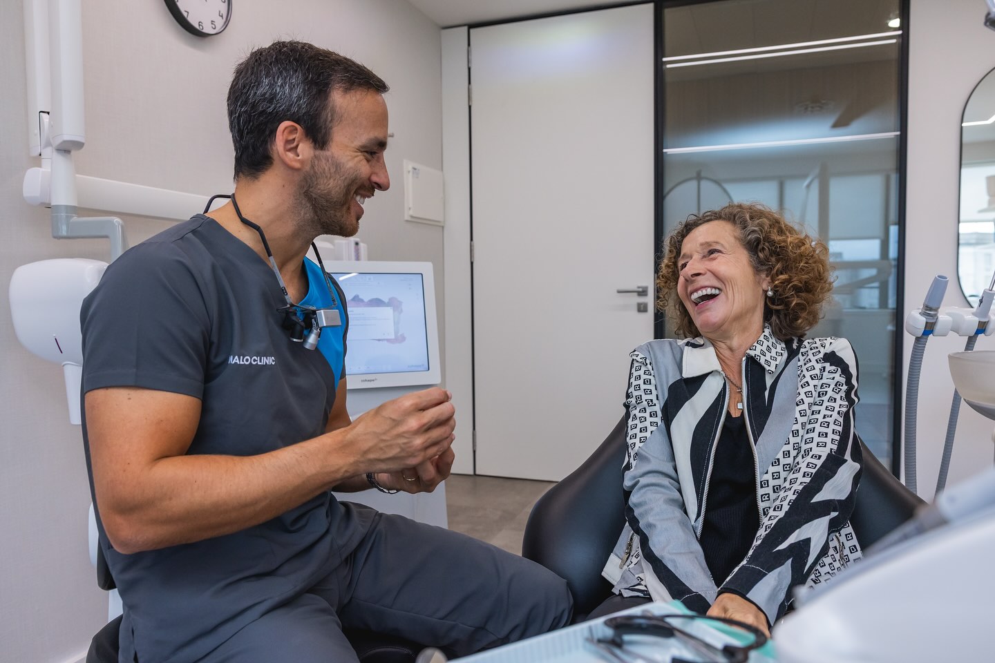 Todos os dias, recebemos na clínica pessoas com histórias, medos, dúvidas… e sorrisos por recuperar. Cada consulta é um momento único, onde a técnica se alia à empatia, e onde o mais importante não é só o que tratamos — mas como tratamos.
Nesta imagem está muito do que acredito enquanto médico dentista: a importância de escutar, de criar um ambiente de confiança, onde o paciente se sinta verdadeiramente confortável. Porque o sorriso começa muito antes de qualquer procedimento — começa no acolhimento, no respeito e na relação que se constrói.
Na MALO CLINIC, trabalhamos com tecnologia avançada e um olhar atento ao detalhe, mas é no lado humano da medicina dentária que está a nossa verdadeira força.
Agradeço a cada paciente que confia em nós e que, como nesta fotografia, nos brinda com um sorriso genuíno — daqueles que nos lembram porque escolhemos esta profissão.
—————————————————————————————
Every day, we welcome people to the clinic with their own stories, fears, questions… and smiles waiting to be restored.
Each appointment is a unique moment, where technique meets empathy — and where the most important thing is not just what we treat, but how we treat.
This photo reflects so much of what I believe in as a dentist: the importance of listening, of creating an atmosphere of trust where the patient truly feels at ease. Because a smile begins long before any procedure — it starts with warmth, respect, and the relationship we build.
At MALO CLINIC, we work with advanced technology and a keen eye for detail, but it’s in the human side of dentistry that our true strength lies.
I’m grateful to every patient who puts their trust in us and who, like in this photo, offers us a genuine smile — the kind that reminds us why we chose this profession.
#dentist #dentistry #dentistryworld #oralhealth #smile #teeth