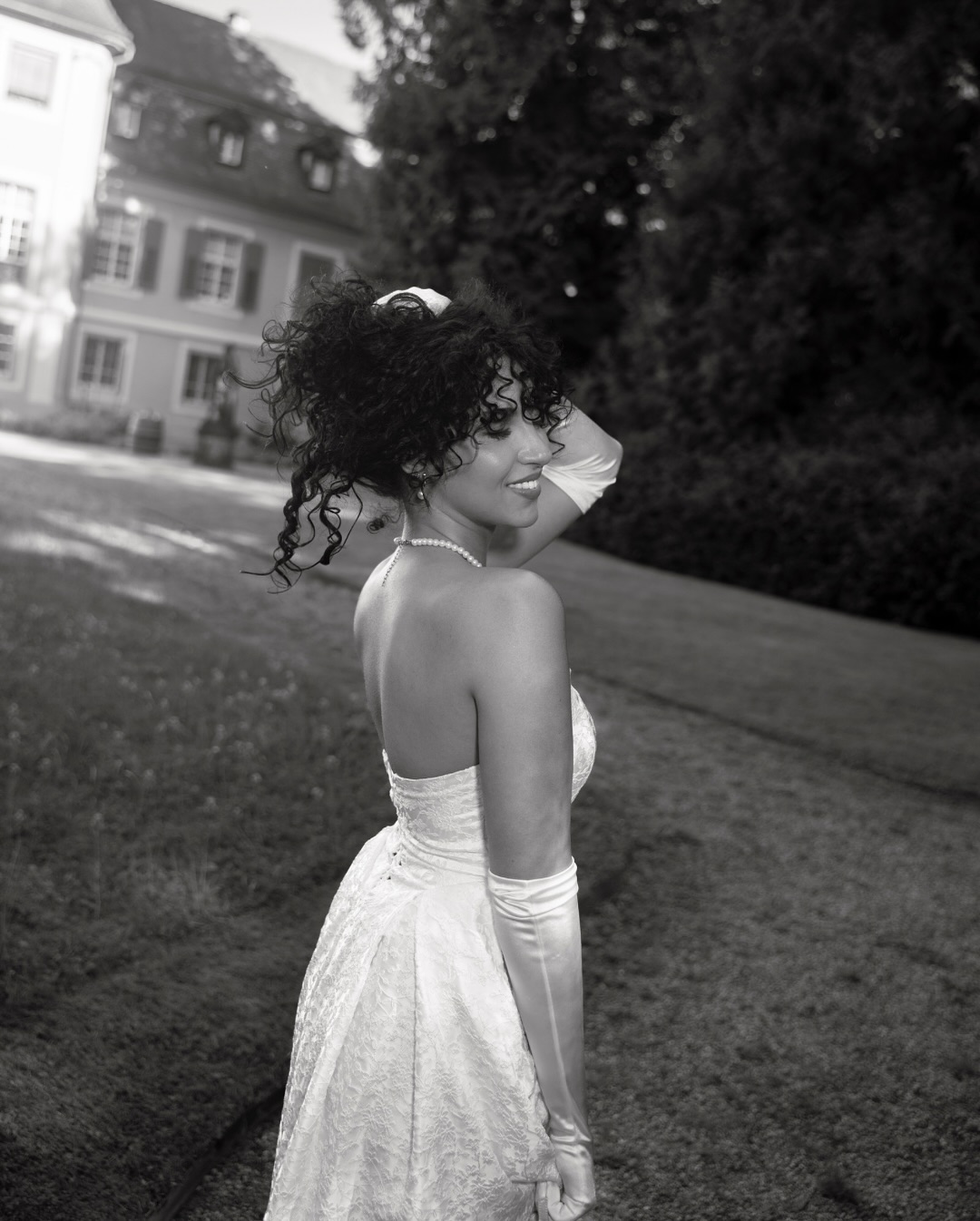 We had the loveliest spontaneous shoot with @svageyyya & @kristinanskl.mua in the gardens of @schlosshoefling – and we have to say: we’re absolutely in love with this location.
Tucked away in the most idyllic setting, Schloss Höfling completely draws you in with its elegance and atmosphere. It’s calm, full of character, and simply beautiful – just like the experience of working with the venue itself.
A special thank you to Constantin, who welcomed us with so much warmth.
Captured in digital and analog – just as timeless as this place feels.
If you’re still looking for a place that feels both refined and effortless – we truly recommend this one with all our hearts.
Also a big thank you to @anitanskl for your support. Lots of love.