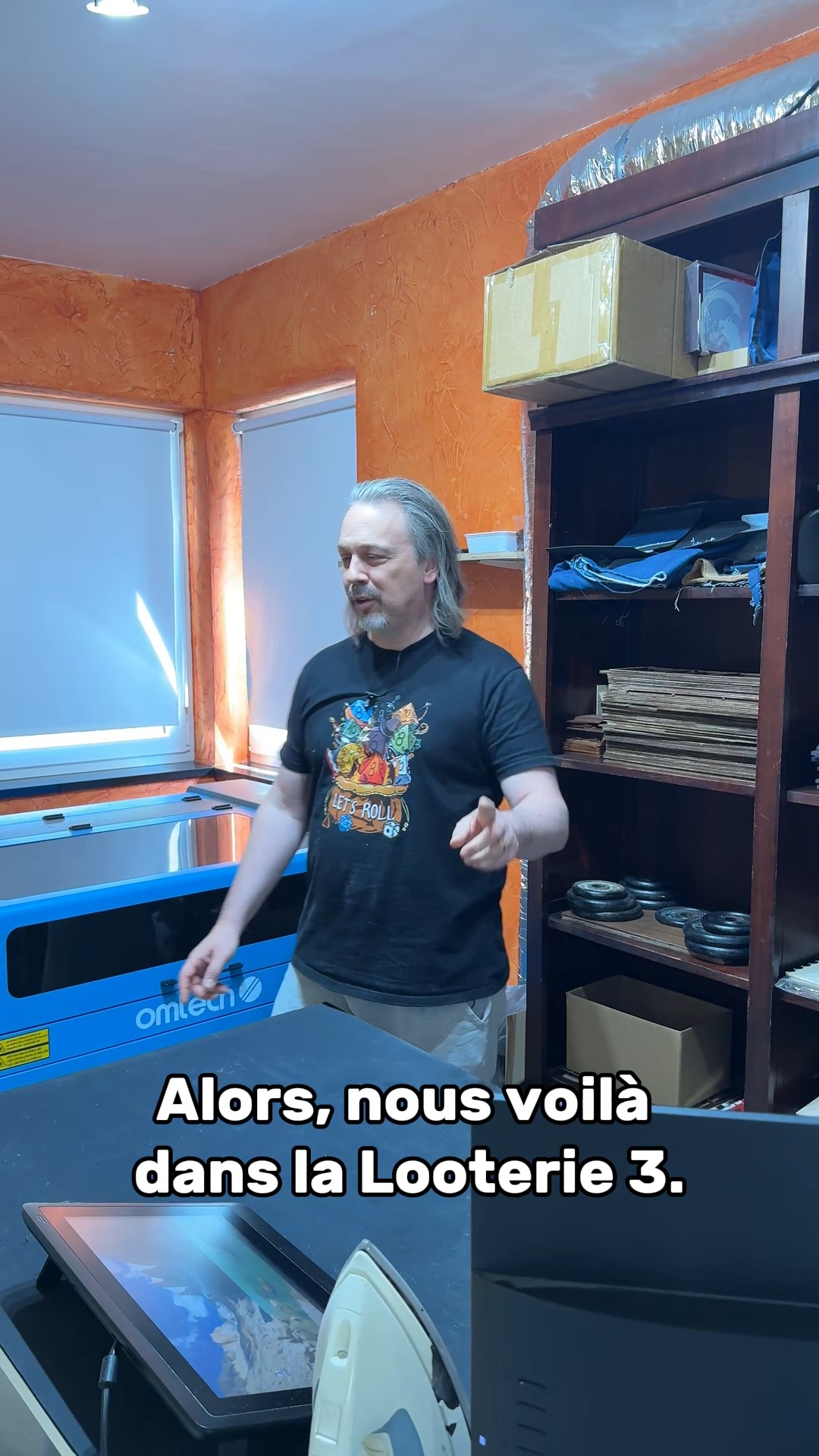✨ Troisième arrêt dans les coulisses de La Looterie : la salle où les idées prennent forme.
C’est ici qu’on fait toute la modélisation 3D et qu’on bosse le bois.
Les boîtes à dés, les pistes, les pins… tout passe par là avant de rejoindre notre stand (ou vos commandes).
Au centre de la pièce, notre grande découpeuse laser trône fièrement (et bruyamment), pendant que le PC se charge de transformer nos croquis en fichiers prêts à découper.
C’est un peu l’endroit où artisanat et ordi se serrent la main — et parfois, se disputent sur un fichier mal aligné.
#atelierbois #decoupelaser #modélisation3D #roomtour #woodworking #dicecraft
#lalooterie #artisanat #jdr #resine #handmade #pourtoi #faitmain #dnd #dés #dice #dnd5e #boutique #etsy