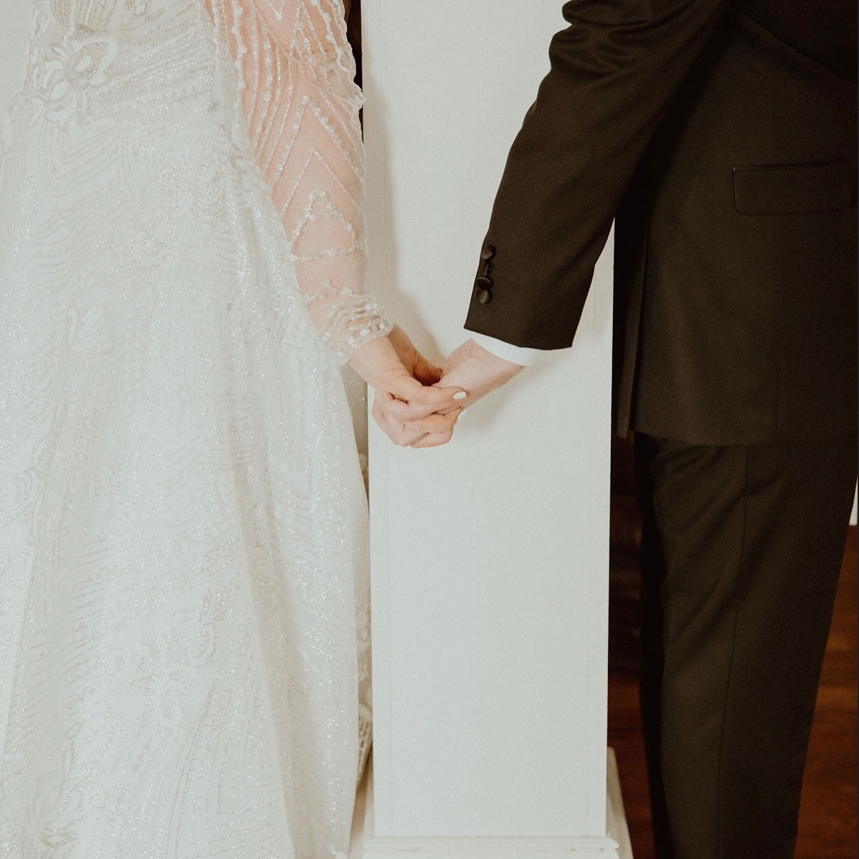 sometimes the smallest moments hold the most love 🕊️✨💕
•
•
•
#socalweddings #hawaiiweddings #weddingdesign #weddingplanners #classicstylewedding #wedding #weddingdetails #elegantweddings #whimsicalwedding #firstlookwedding #weddingdresses #bridesmaids