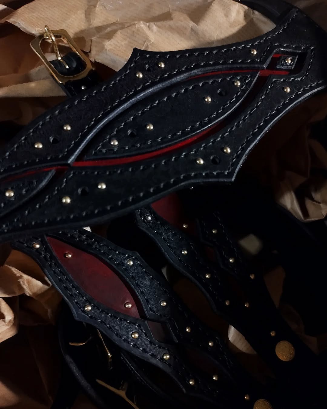 Custom made barok hoofdstel met decoratieve frontplaat in zwart leder, bordeaux onderlegd. Details in messing met mini-rivetten, ornamenten geïnspireerd op klassieke Spaanse tuigmotieven.
Zo werd dit hoofdstel de perfecte match met het bestaande Spaanse zadel dat ook in de stijl zwart-rood-goud is!
#handmade #toolingleather #paardentuigopmaat #horsetack #barok #customhorsetack #atelierbyerica #handwerk