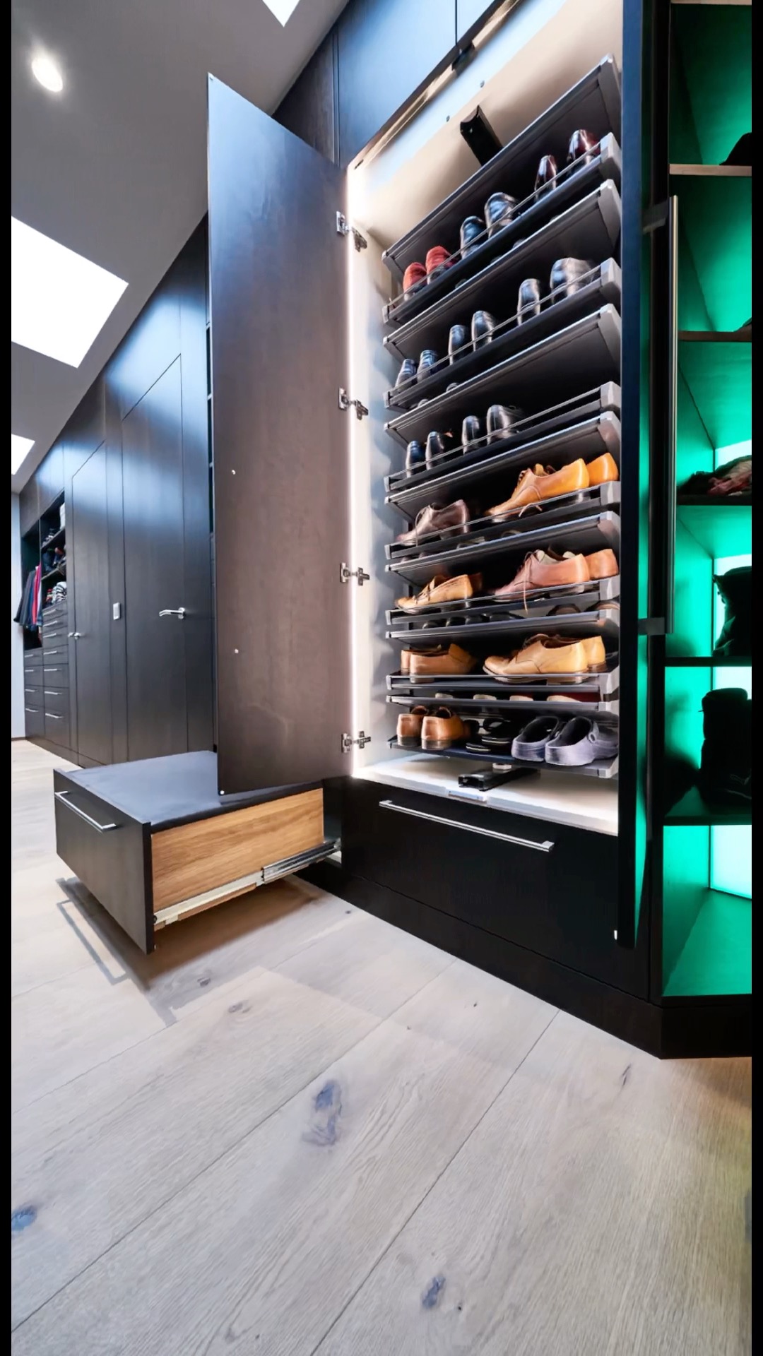 😍 Ein Ort für Ordnungsliebhaber:innen und Designfans: Diese massgeschreinerte Ankleide zeigt, wie moderner Innenausbau heute aussehen kann: klare Linien, hochwertige Materialien, praktische Details. Vom cleveren Schuhauszug bis zur durchdachten Schublade für Accessoires 🧤🧣 – hier steckt in jedem Element viel Handwerk und noch mehr Liebe zum Detail. ❤️✏️ So geht Ankleide à la Ruepp.