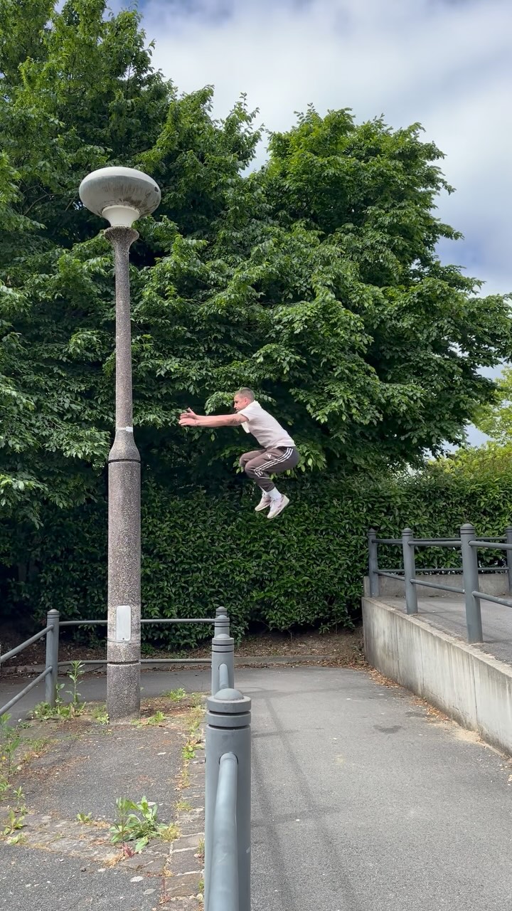 Training du dimanche axé sur les barres avec @thomas_mgn et @t1m.prk sur un des spots de Torcy 🔥
C’est un spot qui offre pas mal de variété et qui permet de peaufiner le travail de précision des gestes !
#parkour #parkourparis #pkp