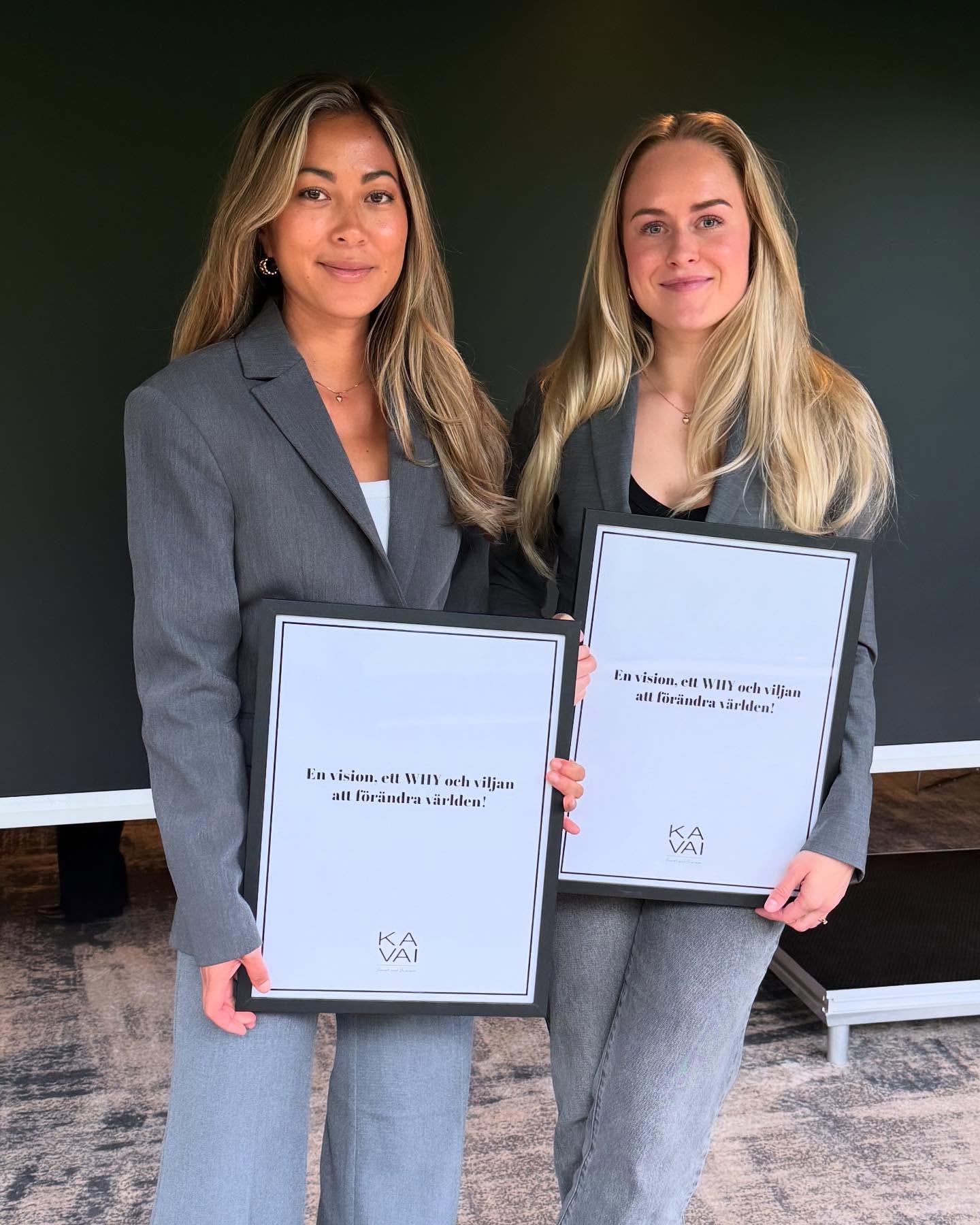 đ Herbox x KAVAI â Tillsammans för ett mer jĂ€mstĂ€llt samhĂ€lle đ
I dag hade vi Àran att vÀlkomna Herbox till KAVAI-nÀtverket för en inspirerande och engagerande förelÀsning.
Grundarna Hanna Lauste och Linn Rosenqvist delade med sig av sin resa â frĂ„n en idĂ© om att göra mensskydd lika sjĂ€lvklara som toalettpapper, till att idag finnas pĂ„ över 5000 platser i Sverige.
Hanna och Linn â ni visade verkligen att omtanke och entreprenörskap gĂ„r hand i hand!
Under förelĂ€sningen fick vi höra om hur en enkel men viktig idĂ© â att göra mensskydd till en sjĂ€lvklarhet â vĂ€xte till ett företag som idag gör skillnad pĂ„ tusentals platser. Med hjĂ€rtat i inkludering, hĂ„llbarhet och kvinnors rĂ€tt till trygga hygienlösningar inspirerade de oss alla.
Att fĂ„ lyssna till er berĂ€ttelse och se eran passion smitta av sig pĂ„ rummet var Ă„terigen en pĂ„minnelse om hur lĂ„ngt vi kan nĂ„ nĂ€r vi lyfter varandra! đđ»