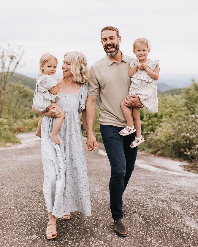 Mountain views at Sassafras Mt. and cute families always make for a great combination! Can’t wait to share some more sneaks. Should I do a round of fall mini session at this location?
#greenvillefamilyphotographer
#sassafrasmountain
