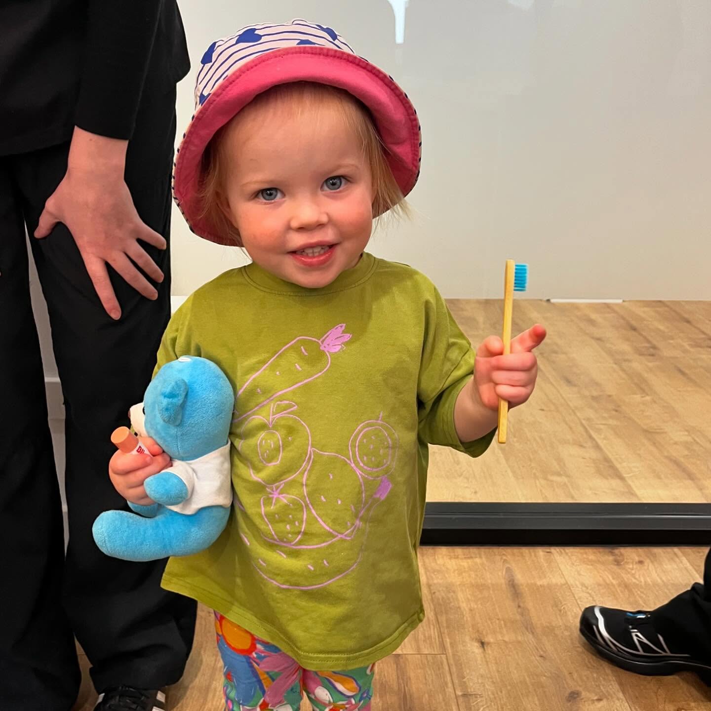Starting good habits early! 🪥✨
Our tiny visitor, Eleanor proudly clutching her toothbrush and teddy. She reminded us that it’s never too soon to make brushing twice a day part of the routine — even if you’re just here to say hello. 💚
#BarwonHeadsDental #BrushBrushBrush #HealthyHabits #LittleSmiles #FamilyDentalCare #BarwonHeadsKids