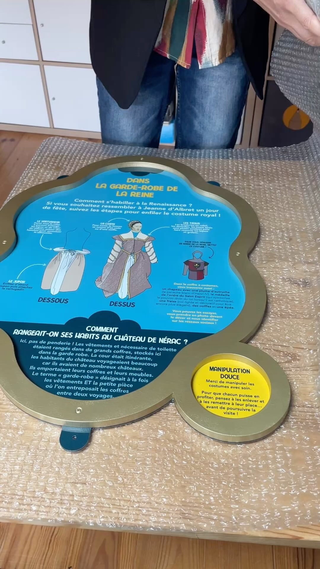 👑🔨Tout est prêt pour l’installation des modules de médiation du parcours famille au @chateau.musee_henri4_nerac #chateau #royal #mediationculturelle #musee #renaissance #famille