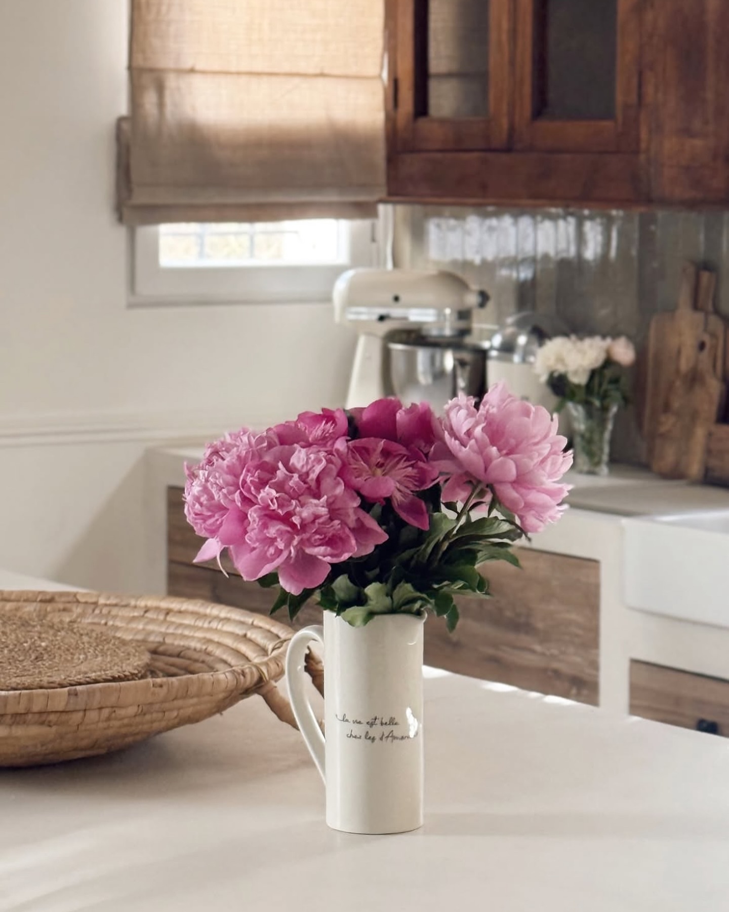 ✨ L’art de sublimer un objet, de lui donner une place, une lumière, une histoire… Merci infiniment @cosyhomebycamille pour tes mises en scène si délicates, qui révèlent toute la poésie du quotidien. Ce petit pichet personnalisé n’a jamais été aussi bien mis en valeur 💫
#cadeaupersonnalisé #summervibes☀️ #idéecadeau #pichetvintage #creatricetoulousaine #luzetnina