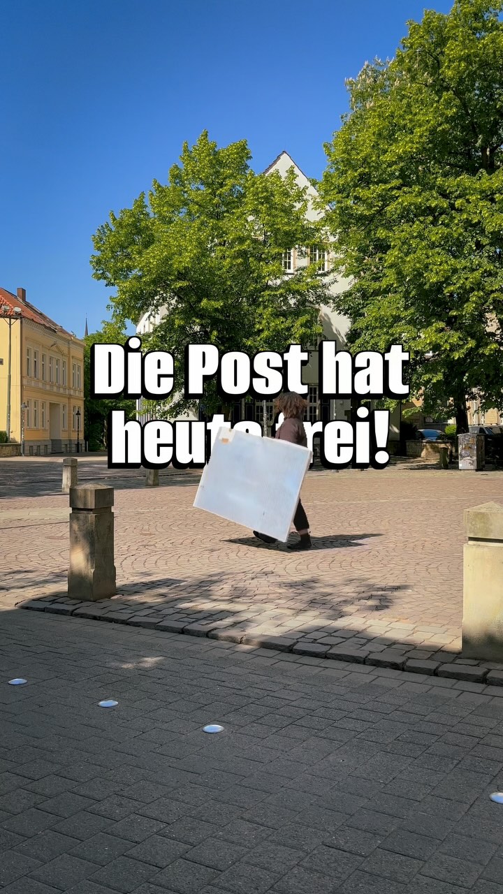 Wenn ihr ein Bild bei mir bestellt und in Osnabrück oder Umgebung lebt, könnte euch dieses Bild hier bald in live begegnen 👌🤣
Ich bin heute mit dieser riesigen Leinwand durch die Stadt gelaufen – einmal quer über volle Straßen, vorbei an Fahrrädern, Ampeln, überraschten Blicken.
Ein paar Leute haben geschmunzelt, andere waren kurz irritiert. Was glaubt ihr, was die Leute gedacht haben, als ich da mit dem Bild durch die Stadt gelaufen bin? Her mit euren besten Theorien.
Ich hab das Bild persönlich ausgeliefert, weil ich wissen wollte, wo es landet. Weil es sich richtig angefühlt hat, es selbst zu bringen – nicht einfach abzugeben, sondern zu übergeben.
Und als ich da stand und gesehen hab, wie dieses Werk sein neues Zuhause findet… da war so ein Moment, in dem alles Sinn gemacht hat.
Dankbar für die, die meine Kunst mit offenen Armen empfangen. Für alle kleinen Begegnungen auf dem Weg. Und dafür, dass ich sowas machen darf.
#artistontheroad #artdelivery #kunstliebe #artistlife #supportlocalartists #creativejourney #artinmotion #fromstudiowithlove #femaleartist #kunstunterwegs #originalartwork #modernart #artcollector #emergingartist #meinwerkmeinweg #kunstverbindet #osnabrückartist