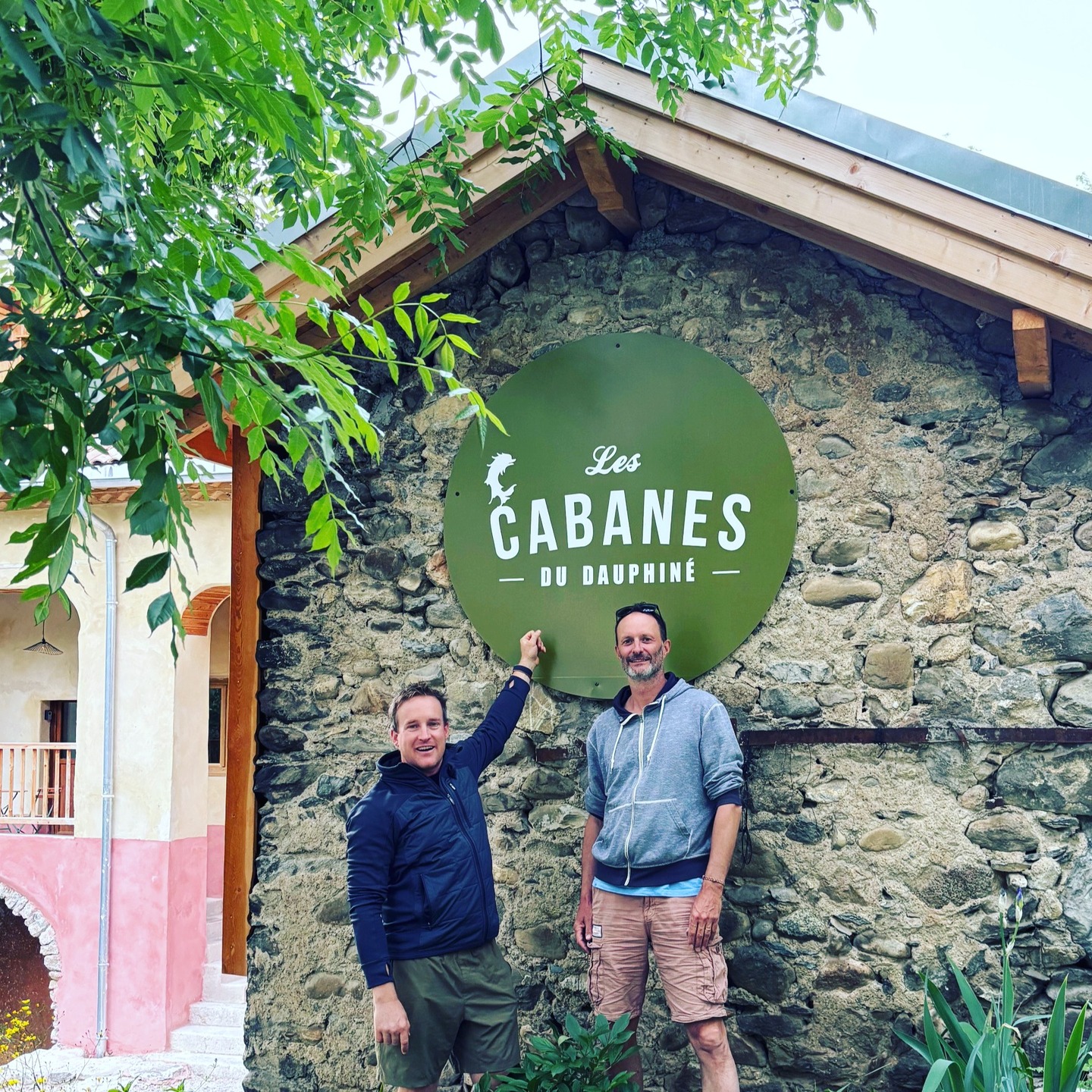 Immense honneur d'accueillir Conrad @conradcolman et Clara aux Cabanes du Dauphiné @cabanesdudauphine dans les Hautes Alpes @myhautesalpes. Un moment de répit bien mérité après son tour du monde exceptionnel @vendeeglobe. Un moment de partage chaleureux dans la simplicité et l'humilité,... et un sourire jusqu'aux oreilles! #vg2024 #vendeeglobe #imoca