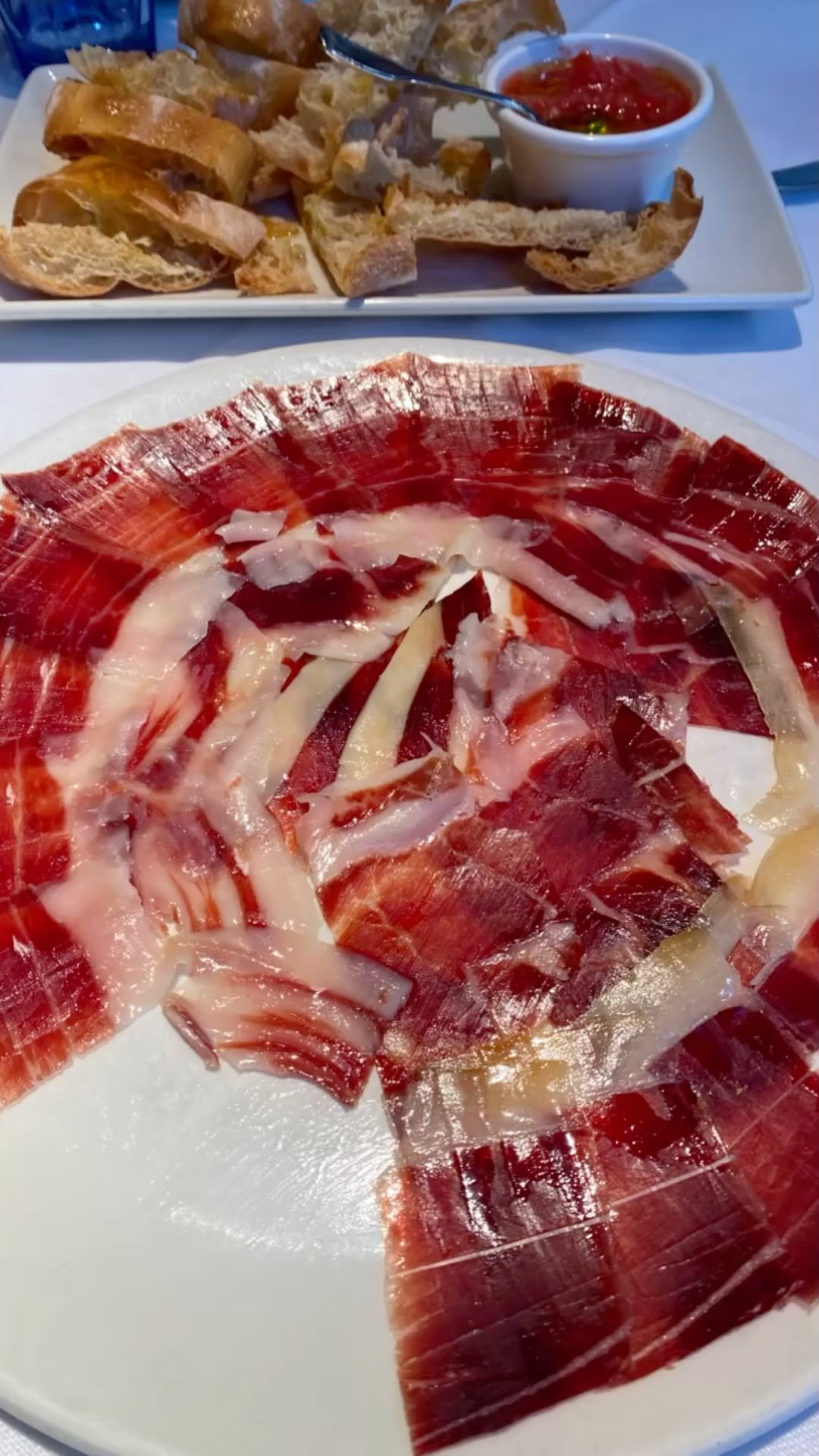 Num bom restaurante conseguimos sentir a alma do lugar, a forma como vivem, celebram e se relacionam com a comida.
E claro, é também onde descobrimos o que há de mais atual na gastronomia:
ingredientes locais, apresentações criativas, tendências globais ….
#madrid
#pimientoverde
#GastronomiaDeViagem
#MesaComEstilo
#SaboresDoMundo
#ViajarComSabor
#RestaurantesDoMundo
#ExperiênciaGastronômica #AltaGastronomia
#ChefEmViagem
Hashtags em inglês (para atra