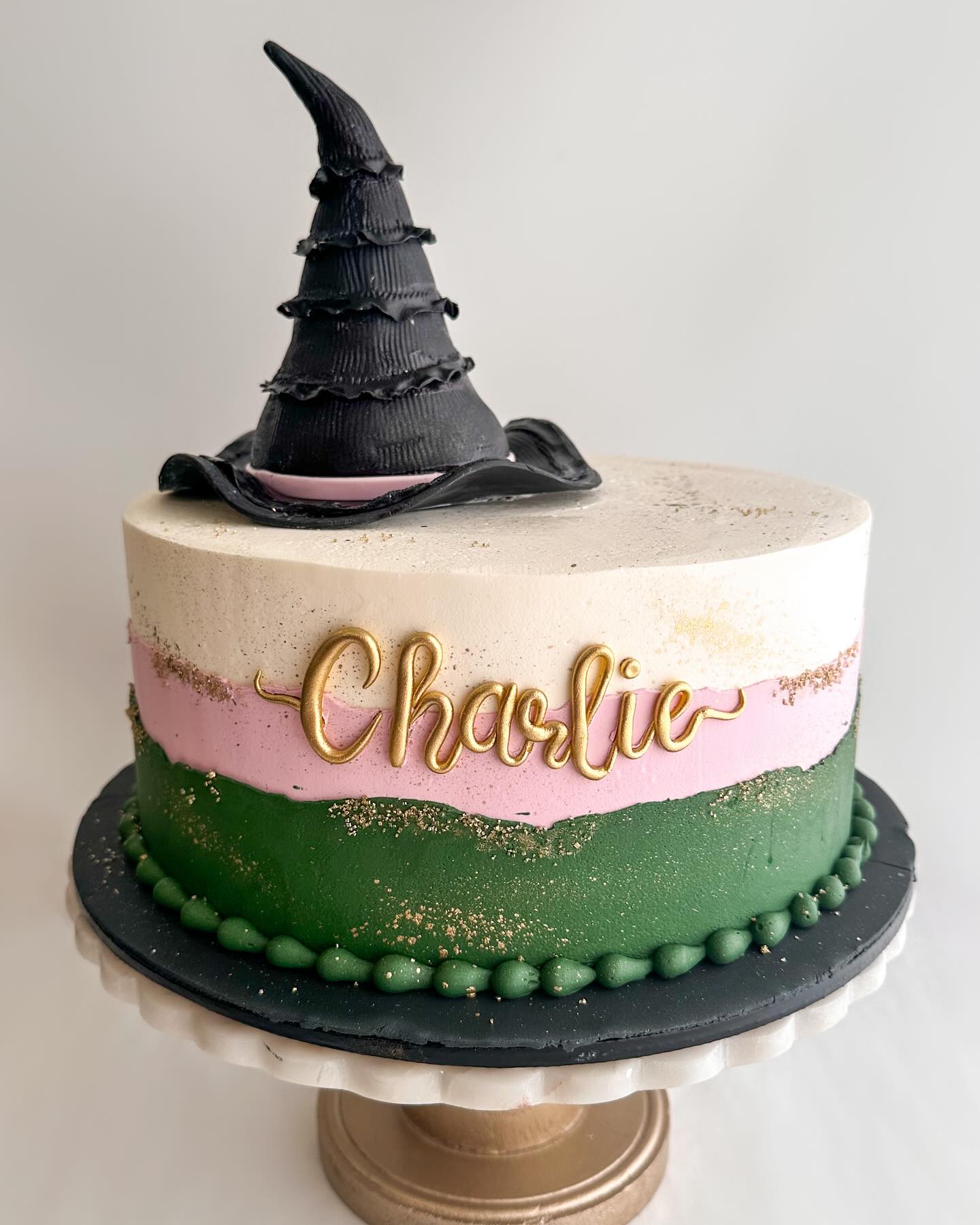 The best way to bring folks together is to give them a real good cake!✨
#wickedcake #wickedwitchcake #glindathegoodwitch #customcake