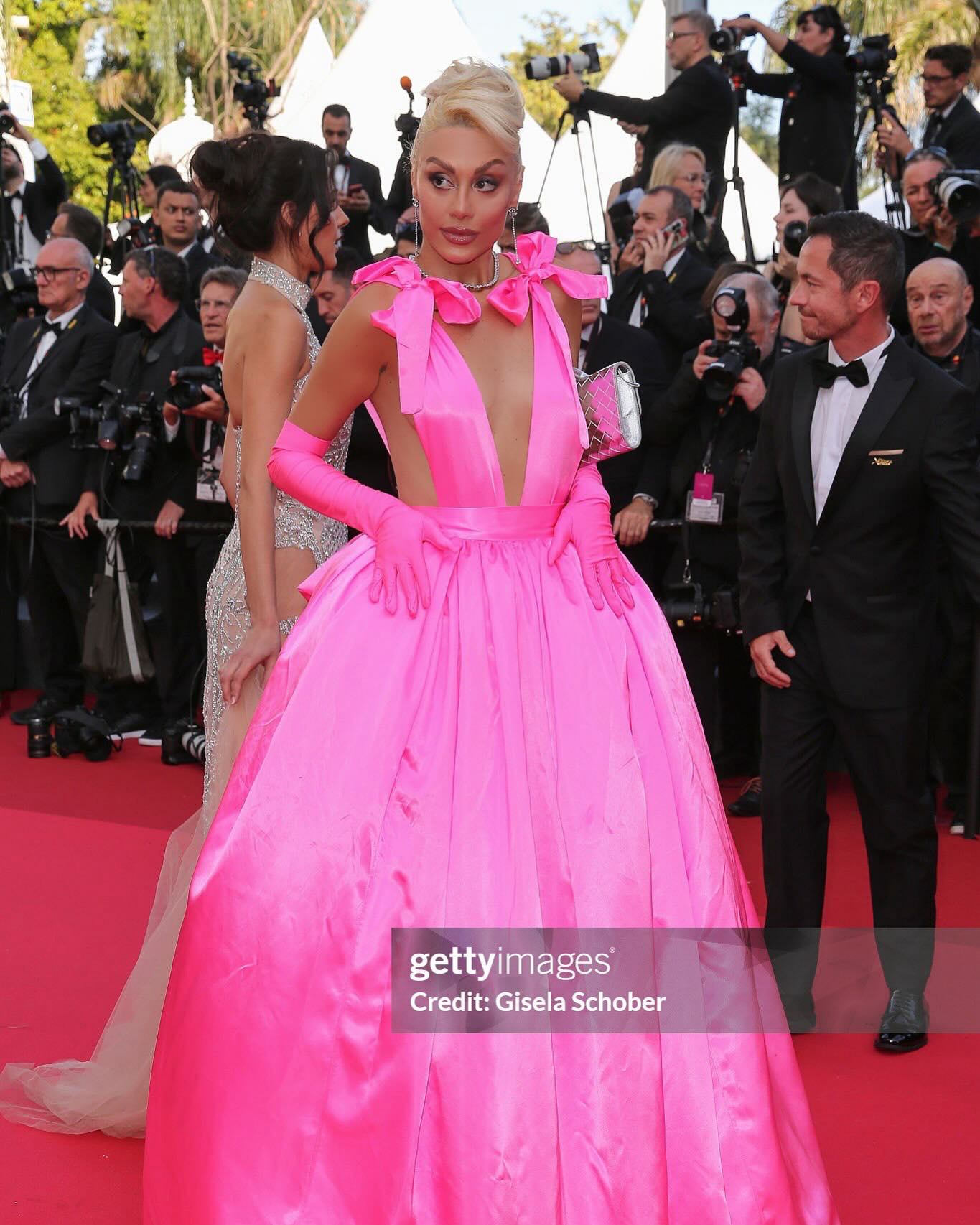 Had the pleasure of being invited to the 78th @cannes.film.festival by the Mr and Ms President @festivaldecannes ,The great man and a Great friend.
For The History of Sound ,such a beautifuuuul film👏🏻🙌🏻🫶🏻Paul Mescal was gorgeous, and we definitely missed Josh O’Connor.
An absolute blast ❤️🩹
Wearing: @lapearlin_official
Glam: @mephistophelesproductions @lozanibeauty
@carltoncannes Pre-shoot: 📸 @jeremyjakubo
Skin glow: @themedicalclinic
Lashes & hair color: @venousbeauty__