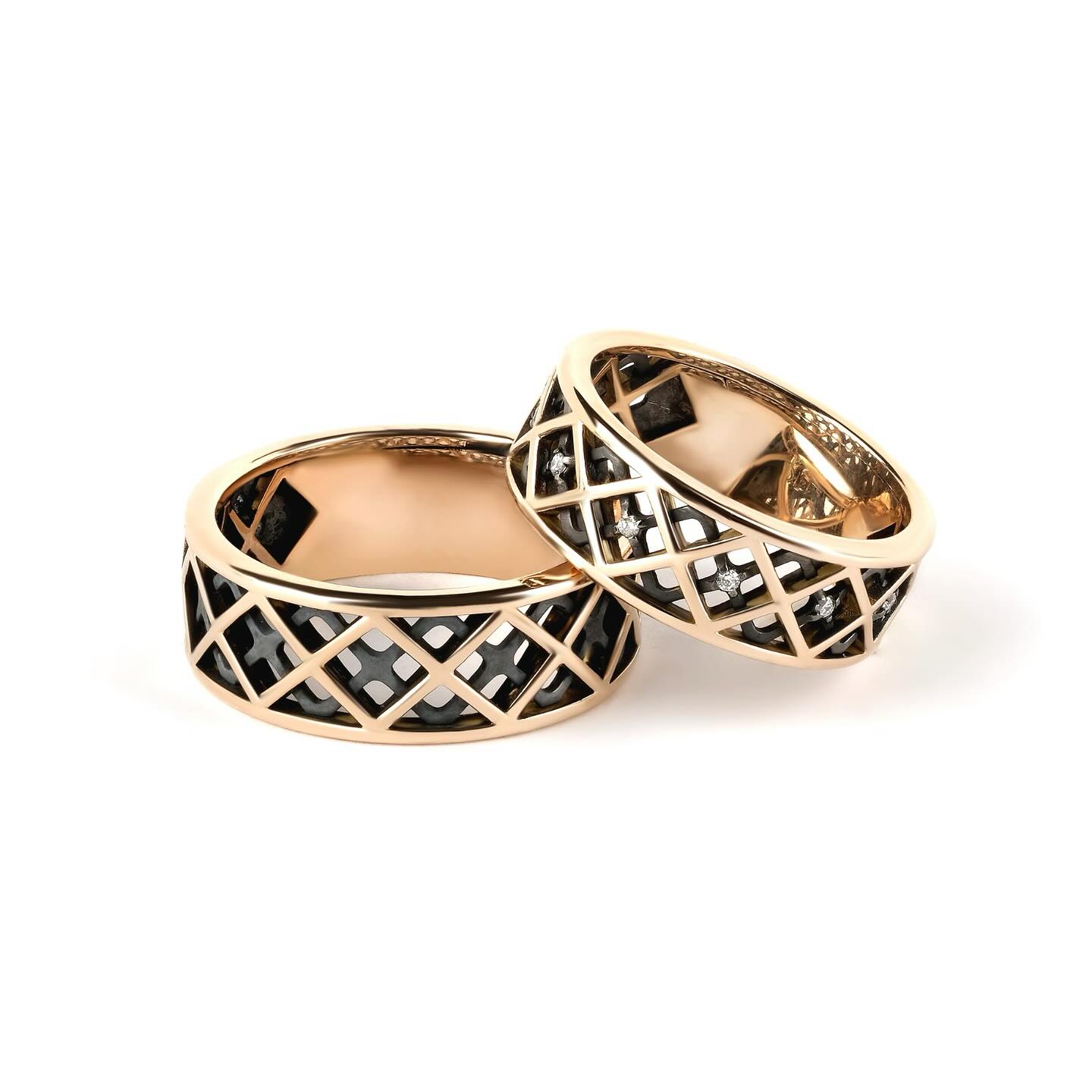 Üç ayrı katmandan oluşan bu tasarım iki farklı ruhun birleşmesini ve birlikte yükselmesini temsil ediyor. “Haliç” sadece bir yüzük değil; bir yemin, bir hikaye, bir ömürlük bir yolculuğun başlangıcı…
Ürünlerimizi showroomumuzdan ya da web sitemizden detaylı inceleyebilirsiniz.
#alyans #tasarımalyans #altın #kuyumcu #düğün #nişan #bride #evlilik #evlilikteklifi #mucevher #özeltasarım