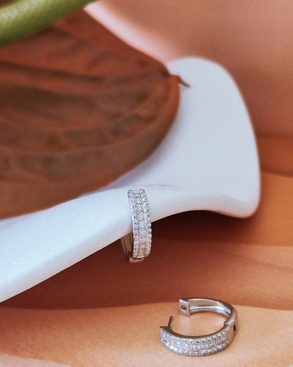 The Oralis Huggie - your everyday sparkle, made to move with you, wrapping your everyday in quiet brilliance.
✨ Lab-grown. Unapologetically unmined. Elegantly bold.
#oralis #oralisjewels #disruptingdiamonds #diamondearrings #unapologetic #ethicaljewellery #dubai❤️ #dubailiving #moissanitediamond #jewellerymaker #luxuryliving #diamondjewellery #earringsofinstagram