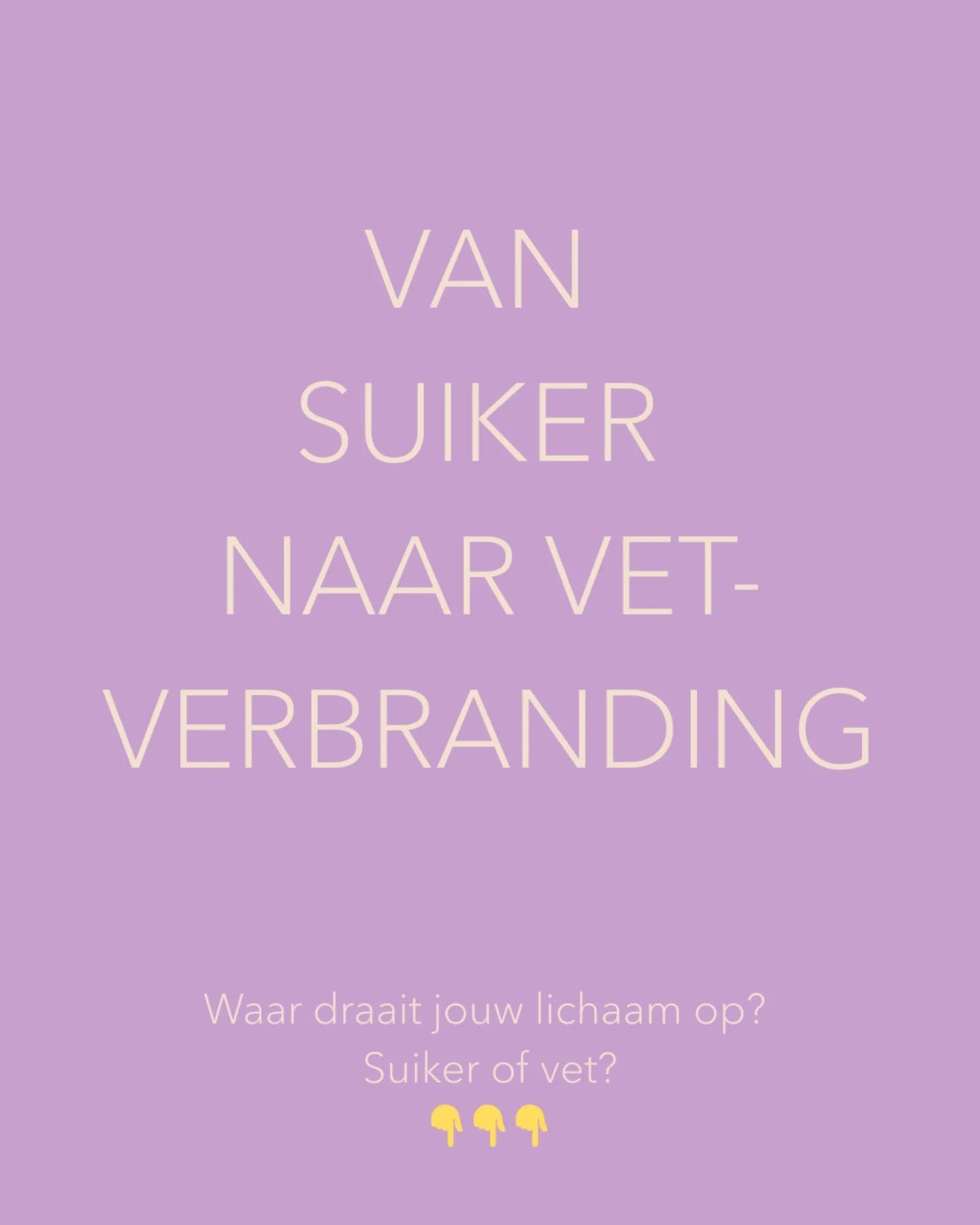 Het bepaalt namelijk letterlijk hoe jij je voelt.
Je lichaam kan zoveel vetten als suikers gebruiken als energiebron, afhankelijk van de situatie en activiteit. De balans tussen beide beïnvloedt je energie, humeur en vetverbranding. Te veel suikers kunnen zorgen voor pieken en dalen, terwijl vetverbranding zorgt voor stabiele energie op de lange termijn.
In deze post leg ik je uit:
- Wat suikerverbranding is
- Wat vetverbranding doet
- En hoe jij de switch maakt
Wat is suikerverbranding?
Suikerverbranding = snelle energie, snelle crash
De meeste mensen zitten vast in een suikerverbranding. Omdat ons dieet veelal bestaat uit snelle suikers en koolhydraten.
(denk aan brood, pasta, koekjes/ snoep, frisdrank, bier en wijn.
Je bloedsuiker schommelt als een malle
Door die snelle stijging volgt vaak ook weer een flinke crash.
Crash = energiedip, trillerigheid, moe, hangry en snaaigedrag.
En om die dip te compenseren… ga je weer eten. Viscieuze cirkel dus!
👉 Gevolg: je energie schommelt, je hebt continu trek,
je slaat vet op in plaats van dat je het verbrandt
en dat is het laatste wat je wilt als je wilt afvallen.
Wat is vetverbranding?
Vetverbranding = stabiele energie, rust in je lijf
Je lijf gebruikt vet als duurzame brandstof.
👉 Gevolg: minder trek, geen cravings, heldere focus en vetverlies.
Hoe switch je van suiker- naar vetverbranding?
🚫 Minder vaak eten (bye, elke 2 uur iets nodig hebben)
🍳 Meer eiwitten & gezonde vetten (denk: eieren, noten, zaden, olijfolie en avocado)
🥦 Minder snelle koolhydraten & toegevoegde suikers (dag koekje bij de koffie)
😴 Meer rust & betere slaap (ja, ook dat telt!)
👉 Want uiteindelijk draait het om één ding:
Je bloedsuiker zo stabiel mogelijk houden.
En dat doe je precies door bovenstaande stappen toe te passen.
Laat me vooral weten: ben jij een suiker- of vetverbrander? 🔥
#hormonen #insulineresistentie
#bloedsuikerspiegel #afvallen #gewichtsverlies
#bloedsuikerdips #voeding #eiwitten #leefstijl #Energie #Balans #suiker #koolhydraatarm #koolhydraten #suikerverbranding #vetverbranding #ketose #metabolisme #Stofwisseling #hormonenuitbalans #hormonaledisbalans
#enschede #brainstof #supermarktsafari #vetten