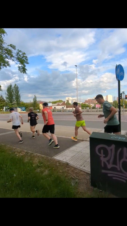 ⚡ Threshy Seshy ⚡
Got this lovely lot doing one of my favorite threshold sessions last night. Always fun coaching @glasgowfrontrunners especially when the sun is shining ☀️
#runproudcoaching #RPC #runningcoach #running