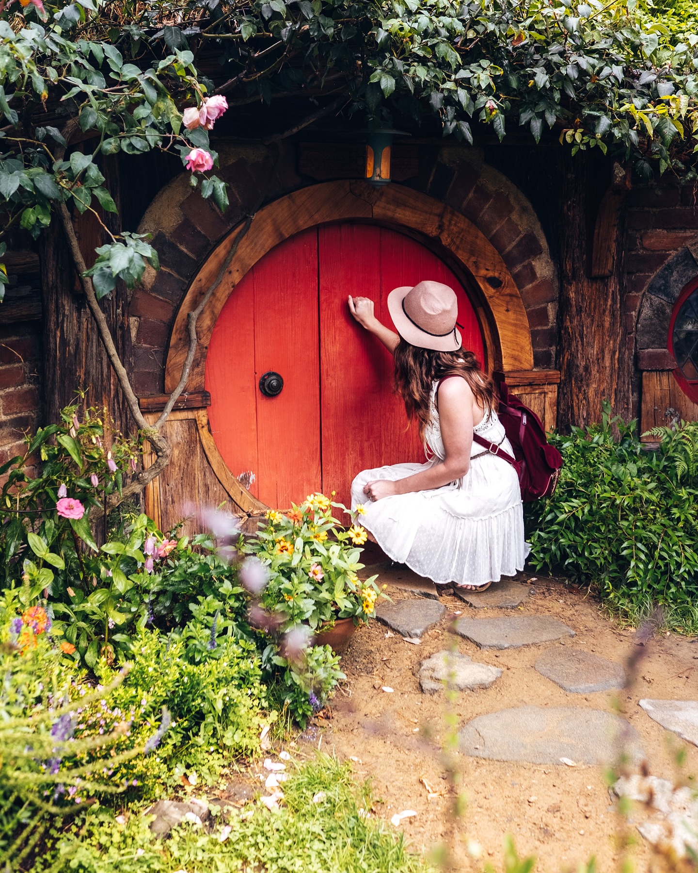 Wie ein Besuch bei sehr alten Freunden.💕
So hat es sich zumindest angefühlt, als wir das Hobbiton Movie Set besucht haben. Das ganze Set ist mit so viel Liebe zum Detail gestaltet und definitiv für jeden Herr der Ringe Fan ein absolutes Highlight.😍
.
.
.
#hobbiton #hobbitonmovieset #neuseeland #newzealand #nzmustsee #lordoftherings #lotr #auenland #newzealandvacations #newzealandroadtrip #roadtrip #photography #fotografie #reisefotografie #reiseblog #reiseblogger #travel #travelphotography #travelblogger #traveling #reiseinspiration #fujifeaturetime #fujifilm