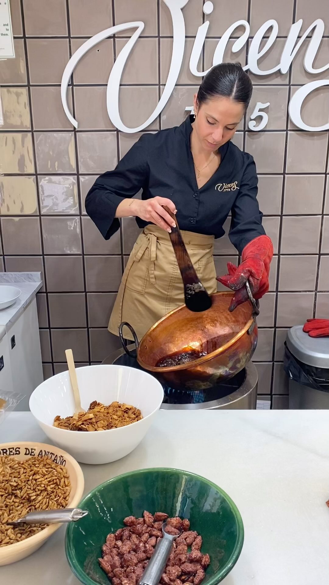 Torrones!
Essa delícia típica do sul da Espanha é muito mais do que um doce — é uma verdadeira tradição que atravessa gerações. Feitos com amêndoas, mel puro e clara de ovo, os torrones andaluzes combinam textura crocante com um sabor delicadamente doce e envolvente.
São receitas com alma e história. Por isso, cada mordida traz não só o sabor, mas a cultura de um povo que sabe celebrar a vida
Vem provar!
#Torrone #Andaluzia #DoceArtesanal #SaboresDaTradição #inspiração
