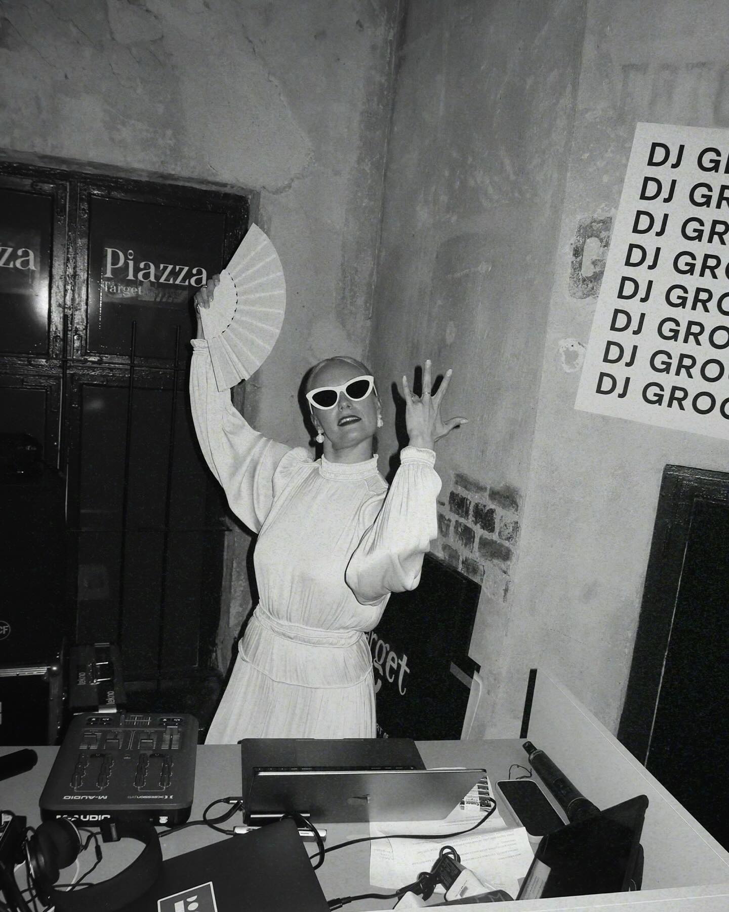 Kun rakkaat ystävät menee naimisiin ja niillä on ehkä coolein juhla ikinä 😍🪩 Oli aivan huikeat bileet ja mielettömän upea hääpari. Näissä häissä oli myös Euroviisu-kellari, jossa kannustettiin Erikaa voittoon.
Oli pakko napsia illan viimeisillä tunneilla muutama kuva pokkarilla, koska hei siis KUINKA UPEAAAA että hääpari toimii itse omissa juhlissaan dj:n hommissa 😎 En pääse tästä yli!
Onnea vielä Henriikka ja Krister! ❤️❤️