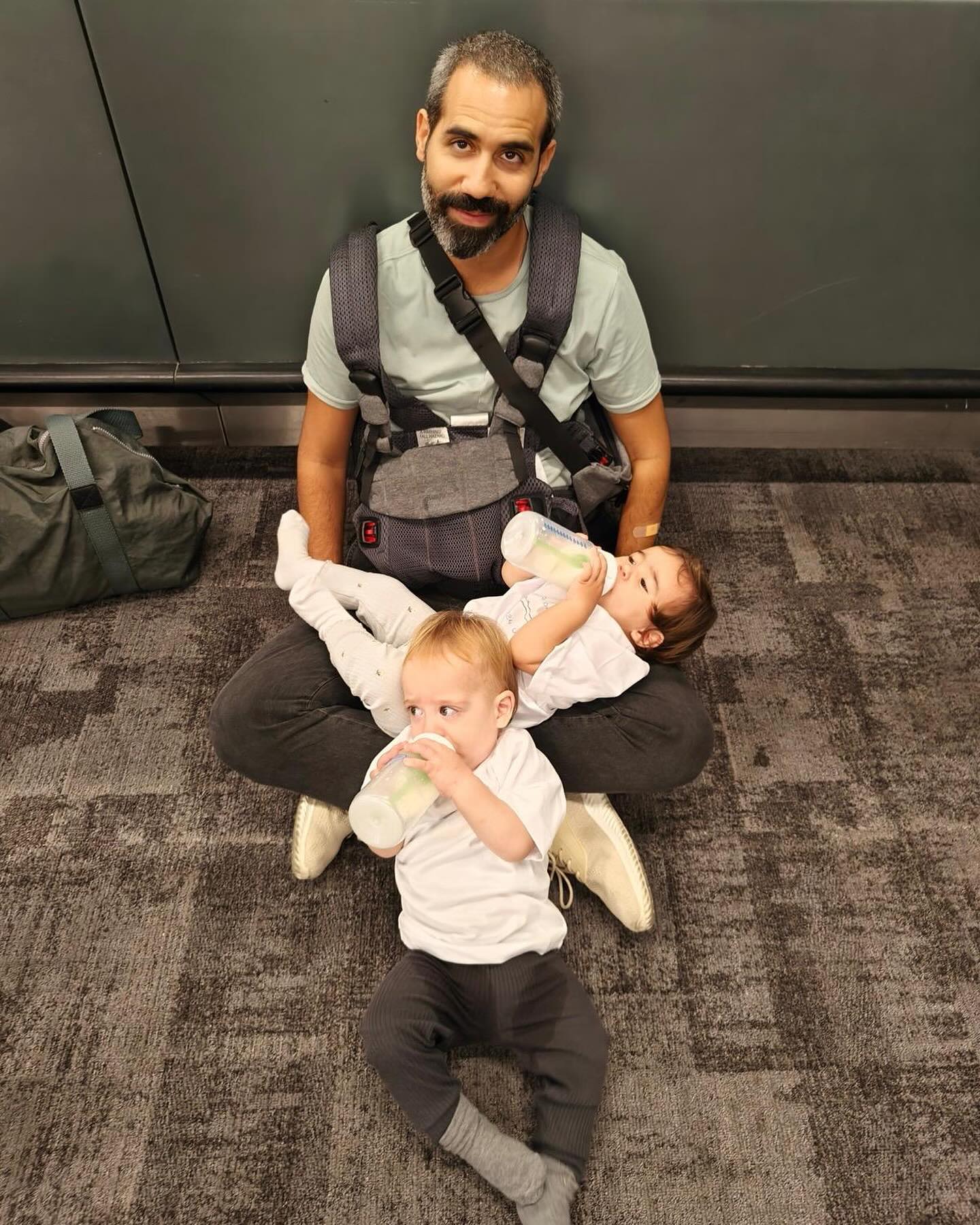 להתגייס לצבא ולהיות אבא
מצאתי מה משותף להם! כל אחד יכול להזדהות
התקופה שבין התיכון לבין הגיוס היא תקופת חופש אמיתית נטולת מסגרות. אבל ברקע יש תאריך לסוף החופש הזה -תאריך הגיוס! ואתה סופר את הזמן.
אין לך מושג באמת מה קורה בצבא
אותה שומע מחברים שהתגייסו, ומהורים שלך ששירתו בצה״ל של הפלמ״ח.
החוויה בצבא היא מאוד אישית.
יכול מישהו אחר להגיד לך ״ואו תשמע כמה נוראי זה בשריון״ ואתה תתגייס ותגלה שדווקא זה יותר מאחלה (מה שקרה לי) ולכן הגיוס לצבא הוא אי ודאות לקראת חיים חדשים של המלש״ב.
אבהות זה אותו הדבר!
יש תאריך ללידה, אתם סופרים את הזמן
בדרך מתבשל ההריון (לא בגוף שלך) ואתה יודע שהחופש שלך עומד להסתיים, אתה יודע שהחיים שלך עומדים להשתנות.
אבל איך?
ואיך זה מרגיש?
והאם אפשר להתכונן לזה?
כולם אומרים לך מה הולך להיות, איזה כייף יהיה לך, וכמה הלילות הן סיוט, נותנים טיפים, תשמרו על הזוגיות, למי מקשיבים?
התשובה- לעצמך!
יש מאות קורסי הכנה לצבא לאלו שעומדים להתגייס
וקורס הכנה לאבהות לאלו שעומדים להיות הורים יש רק אחד
ואני מנחה אותו :) איזה כייף לי
קורס שמיועד לכל גבר שבדרך להיות אבא ושרוצה להיות דמות משמעותי כבר מההתחלה עבור התינוק שלו ועבור ההורות שמתחילה.
חמישה מפגשי ערב
לחבורת גברברים שרוצים לחזק את הבטחון בעצמם לקראת הדבר המתוק והקשה הבא.
מה נעסוק בקורס?
פרטים נוספים בקישור שנמצא בתגובה הראשונה.
בתמונה: אבא במצב של תסכול ועייפות ושני ילדים שקיבלו את
מבוקשם
#אבאתריםאותי #אבאשלילד#קורסהכנהלאבהות#קורסהכנהללידה