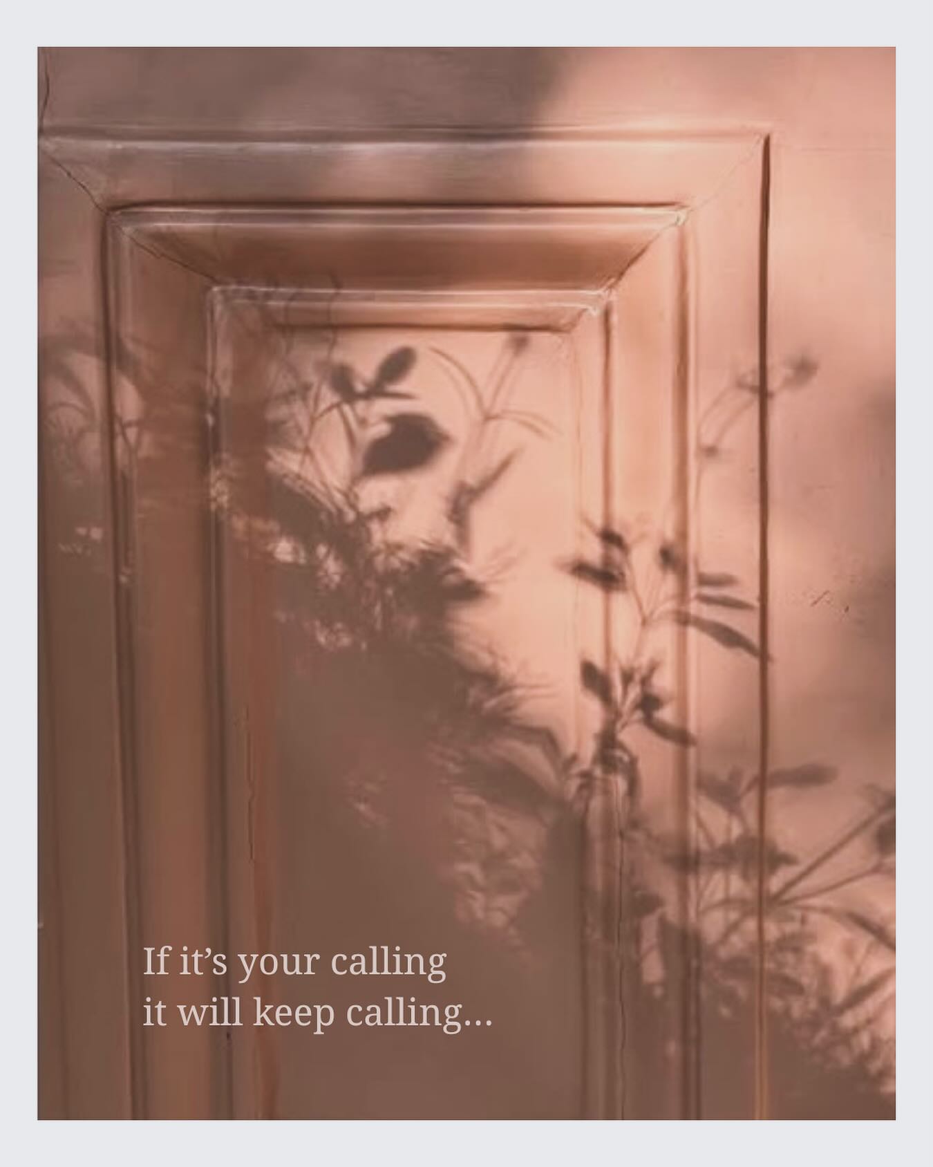 Evighedskanalen…
Bare rolig, vores muligheder og chancer for at skabe forandringer i livet rinder aldrig ud…
Vores gaver og potentialer ligger nemlig som kemi i vores celler og er klar til at farvestråle vores verden, når omstændighederne for at energien kan flytte sig, er tilstede.
Og måske at du lige nu, ikke er der, hvor disse forhold er klare…
Måske du er fanget i et net af selvmodsigelser, forsøger at kontrollere indre storme af fornægtelse og/eller er overmandet af frygt for at bevæge dig pga. fortidens nederlag…
Måske du er faldet i hak og står til - i stille accept - måske du ligefrem har fundet dig til rette i skyggedalenes krater.
Og her kan du blive - i hvad som synes som evigheder - alt er godt.
Din sjæl er nemlig med dig, som en blid kærlig energi, der trofast står ved din side - uden formaninger eller forventninger om, at du skal gøre noget som helst…
Du er hvor du er, indtil der pludselig sker en impuls, et kald -udefra eller indefra, der lige i det øjeblik løfter dig til handling, men kun hvis du er klar!
Vi ved aldrig hvordan kaldet ser ud, men det er der, og det bliver ved med at ringe…
..så bare rolig - vær blid ved dig selv og vær klar over, at du altid får en chance mere…
🌾
______________________________________
Hvis du har brug for at se lyset for enden af tunnellen - altså få indblik i de gaver og potentialer, der bliver ved med at kalde på dig, så tilbyder jeg læsninger af dit Holegenetiske fødselsblueprint ~ link i bio
______________________________________
#hologenetisklæsning
#selvbevidsthed
#alignment
#essens
#frekvensarbejde
#autencitet
#vibration
#bevidsthedsarbejde
#selvudvikling
#kærlighed
#kenddigselv
#selvomsorg
#hjertesager
#opmuntring