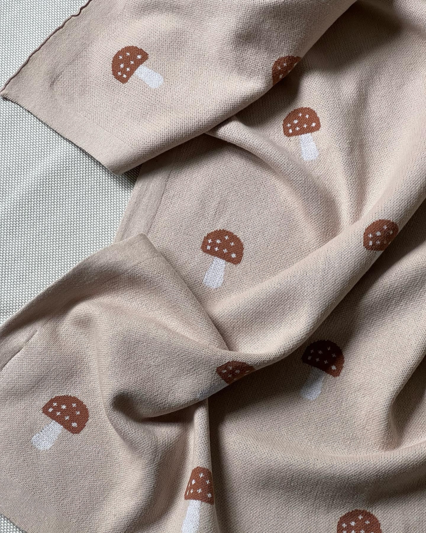 🍄 Bavlněná dečka s muchomůrkami jako z pohádky o kouzelném lese bezpochyby přenese Vaše ditě do sladkého světa snů.
Složení: 100% bavlna
Velikost: 80x100cm